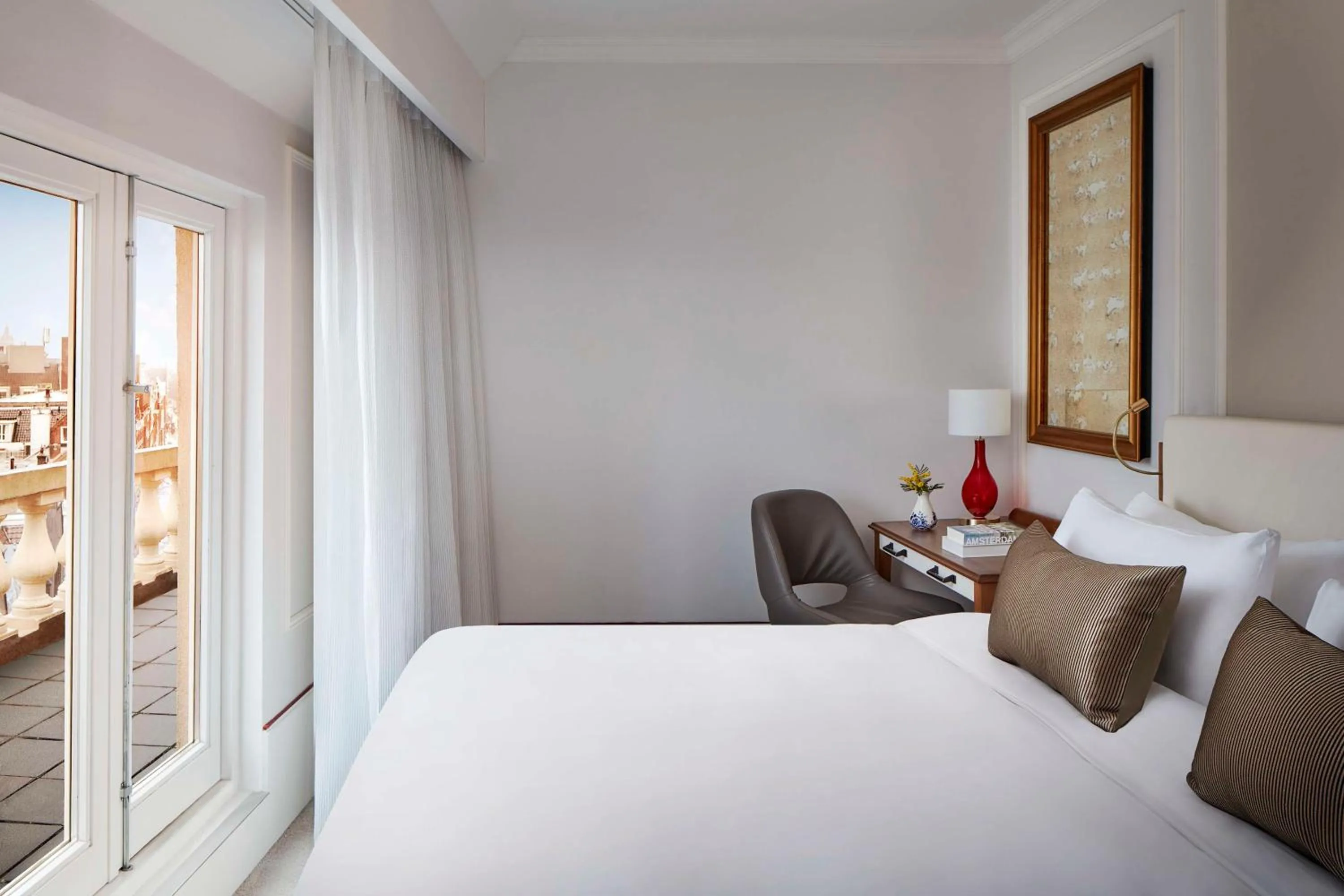 Bedroom, Bed in Tivoli Doelen Amsterdam Hotel