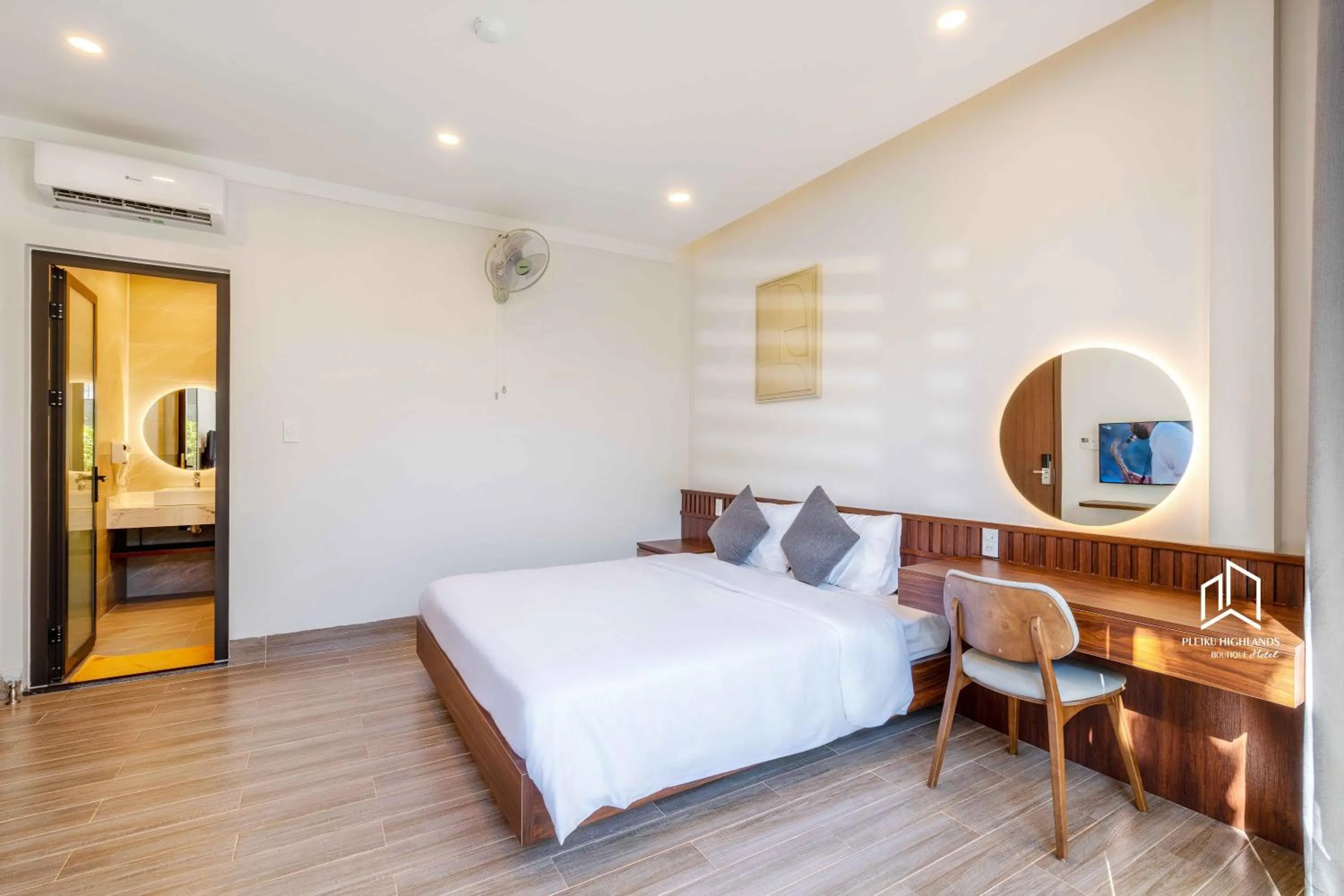 Seating area, Bed in PLEIKU HIGHLANDS BOUTIQUE HOTEL