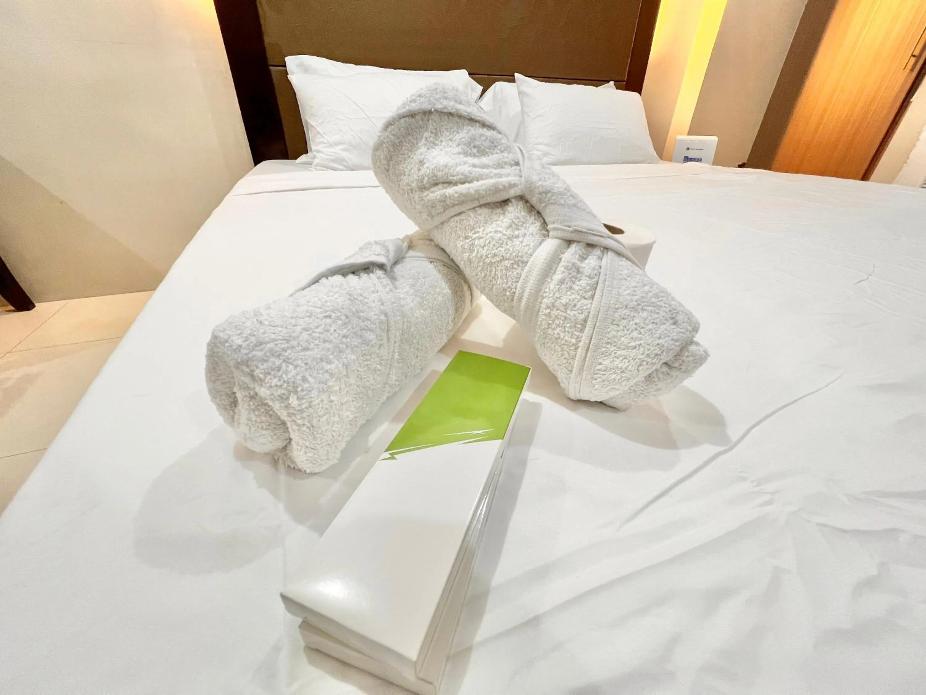 towels, Bed in Kiel 5-Star Condo Hotel Across NAIA Manila Airport Terminal 3