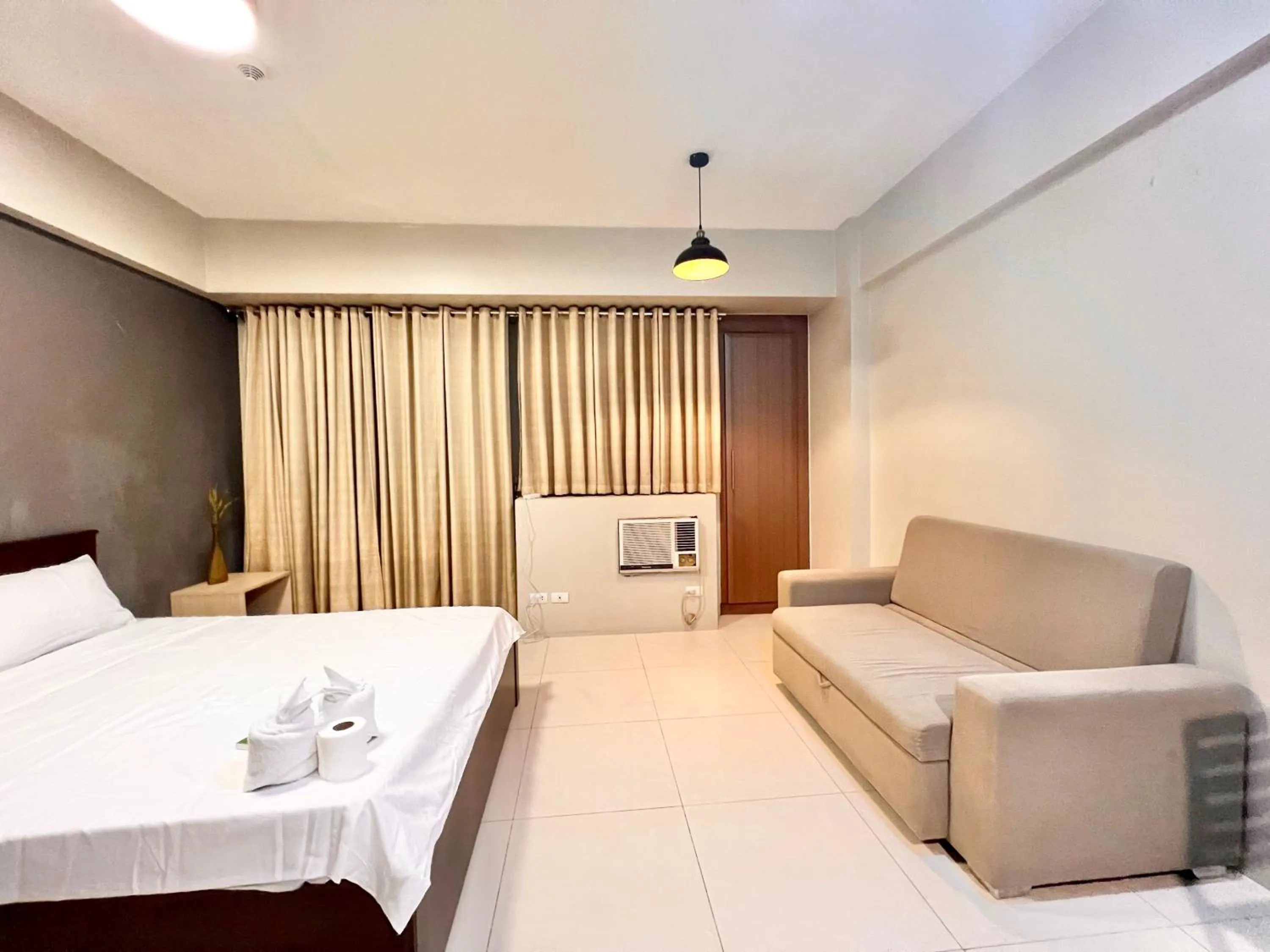 Bedroom, Bed in Kiel 5-Star Condo Hotel Across NAIA Manila Airport Terminal 3