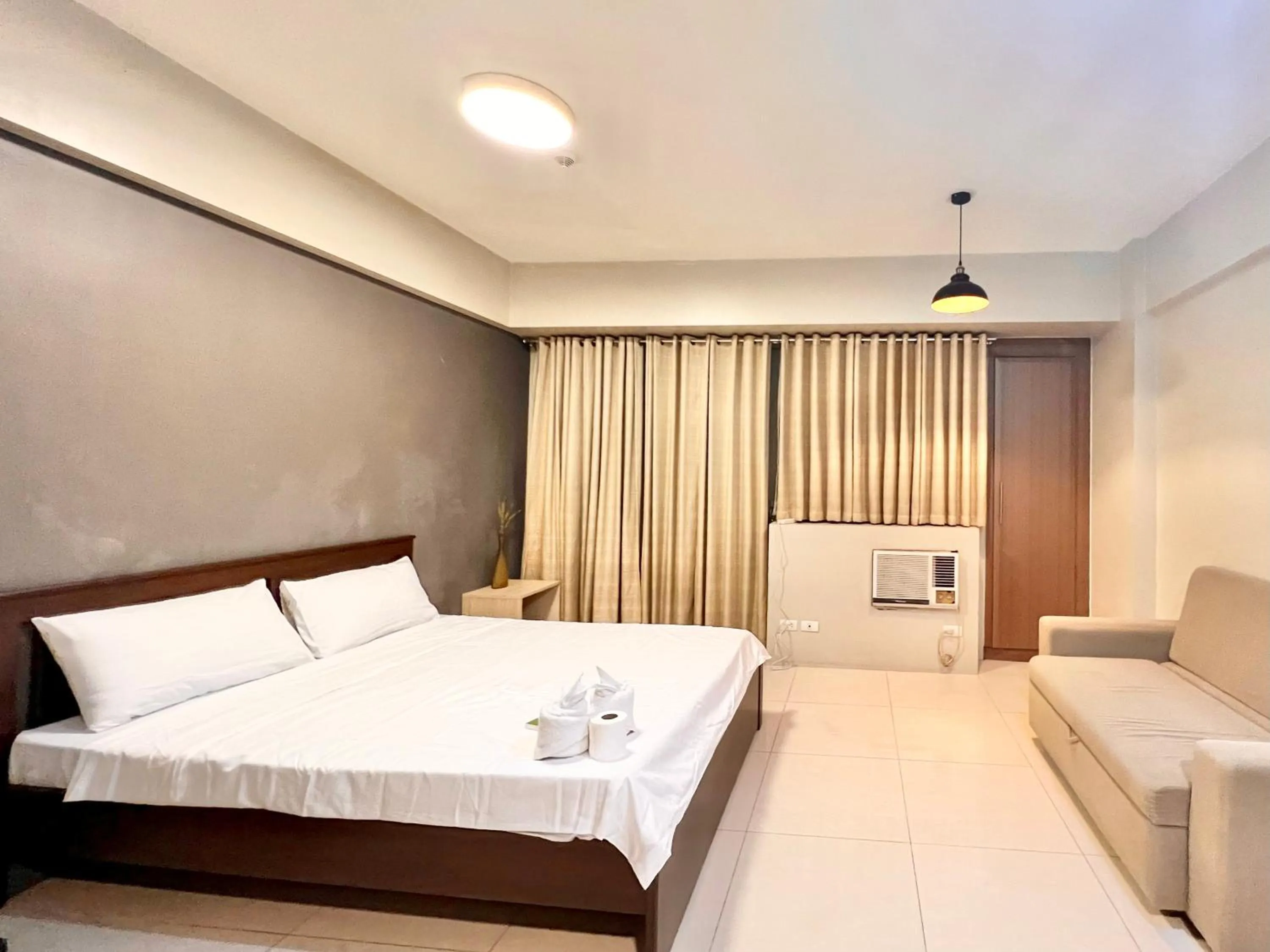 Bedroom, Bed in Kiel 5-Star Condo Hotel Across NAIA Manila Airport Terminal 3