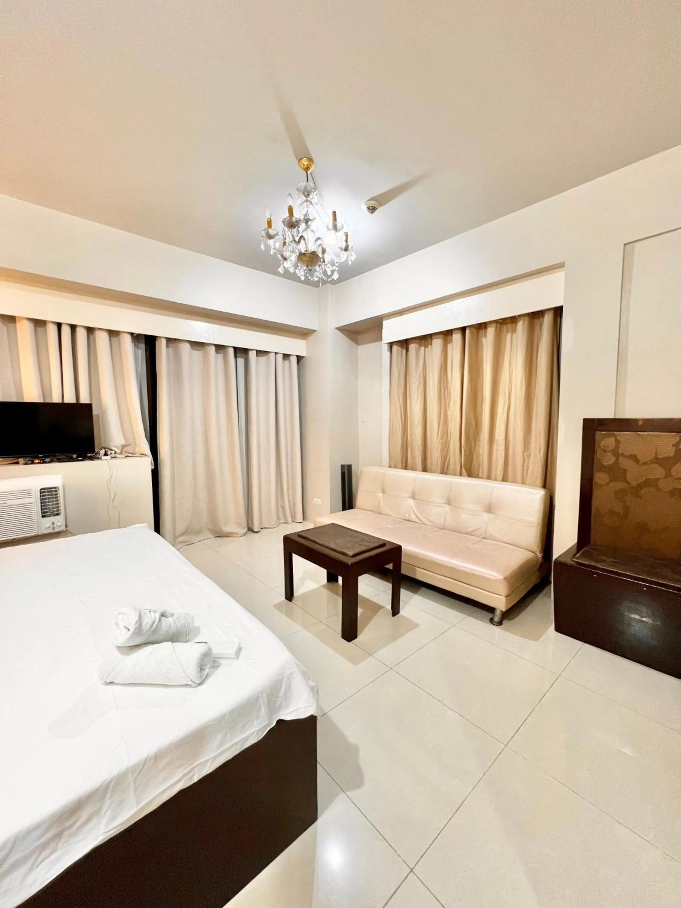 Bedroom, Bed in Kiel 5-Star Condo Hotel Across NAIA Manila Airport Terminal 3
