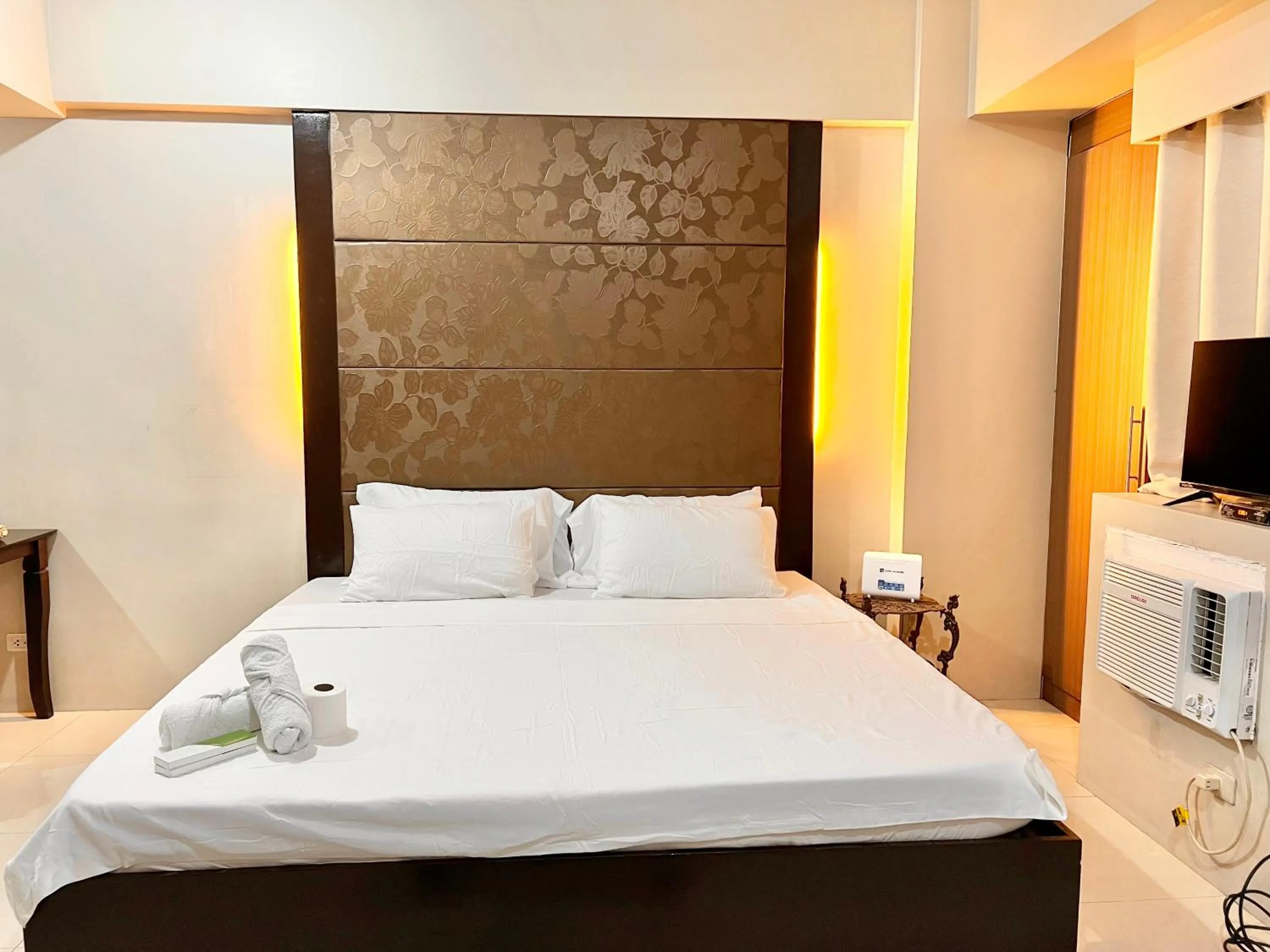 Bedroom, Bed in Kiel 5-Star Condo Hotel Across NAIA Manila Airport Terminal 3