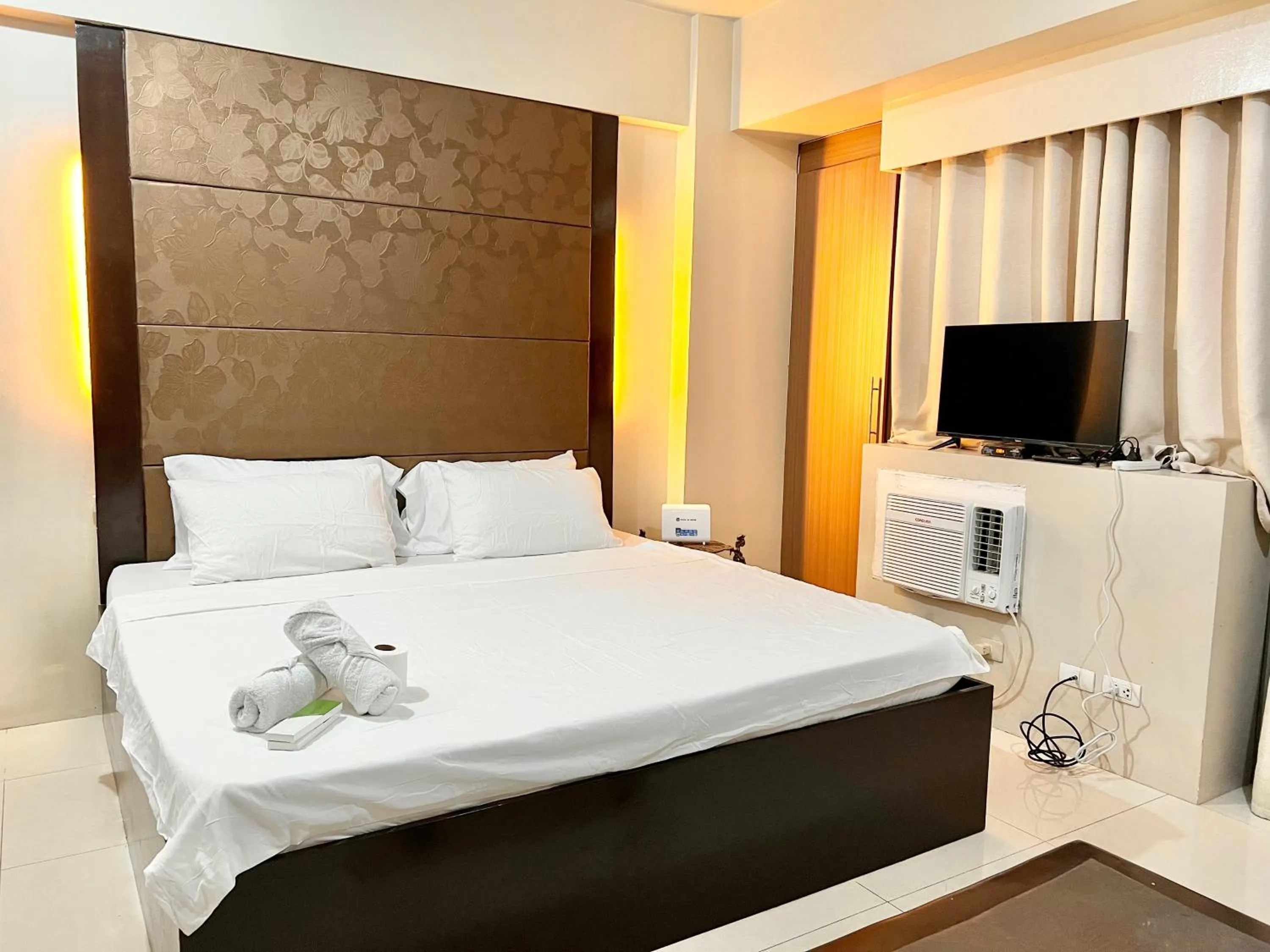 Bedroom, Bed in Kiel 5-Star Condo Hotel Across NAIA Manila Airport Terminal 3