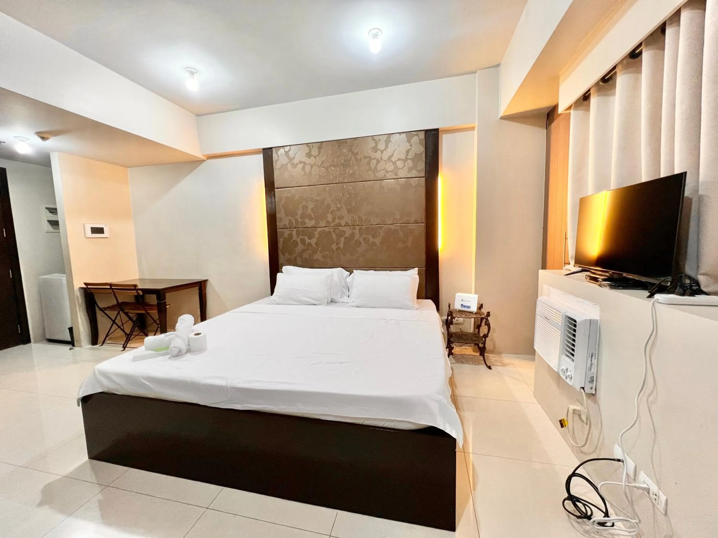 Bedroom, Bed in Kiel 5-Star Condo Hotel Across NAIA Manila Airport Terminal 3