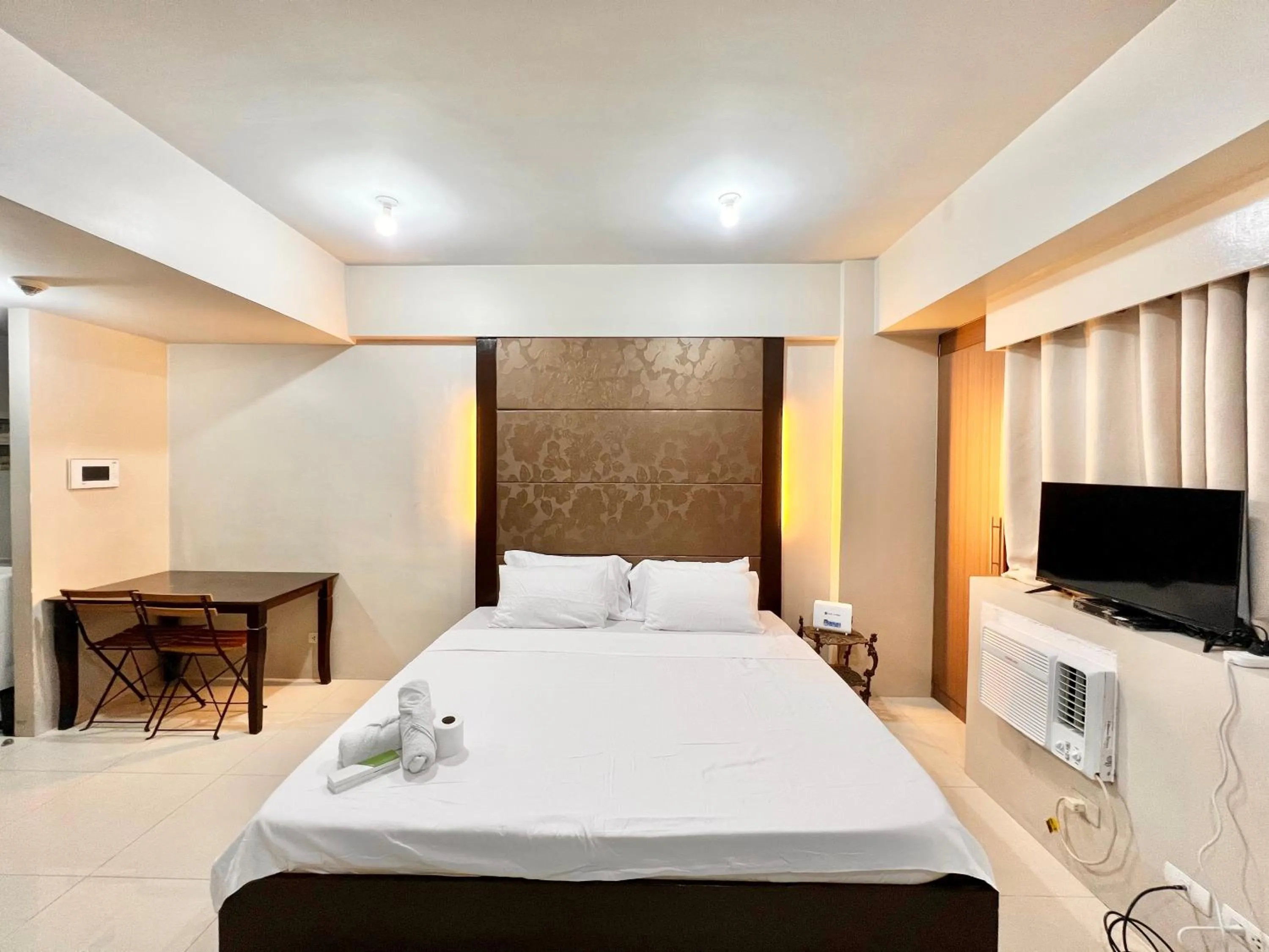 Bedroom, Bed in Kiel 5-Star Condo Hotel Across NAIA Manila Airport Terminal 3