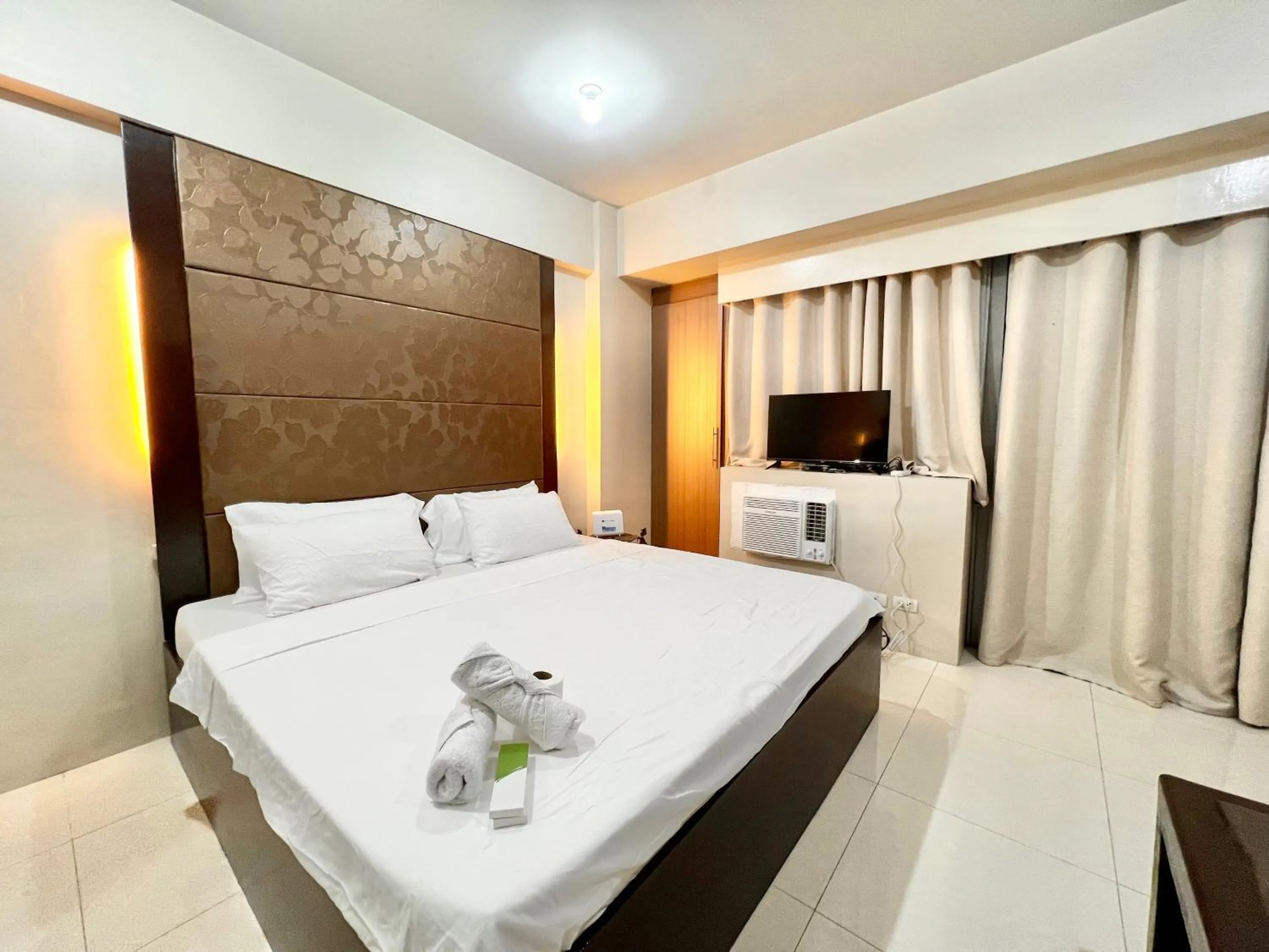 Bedroom, Bed in Kiel 5-Star Condo Hotel Across NAIA Manila Airport Terminal 3