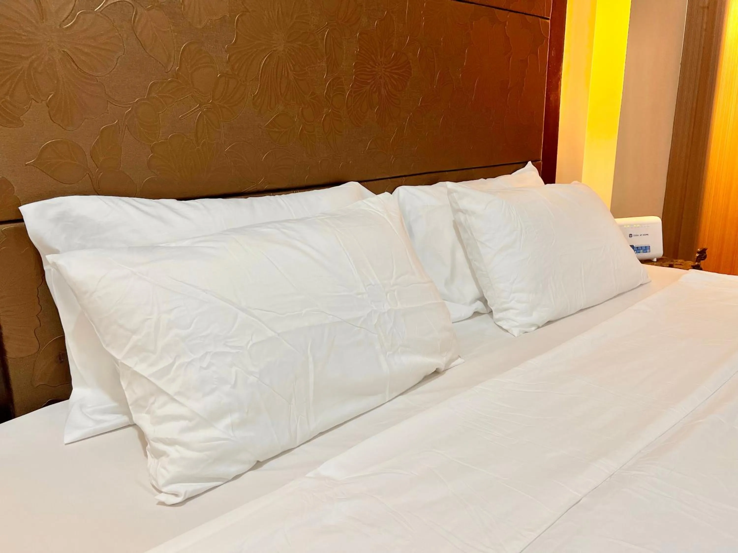 Bed in Kiel 5-Star Condo Hotel Across NAIA Manila Airport Terminal 3