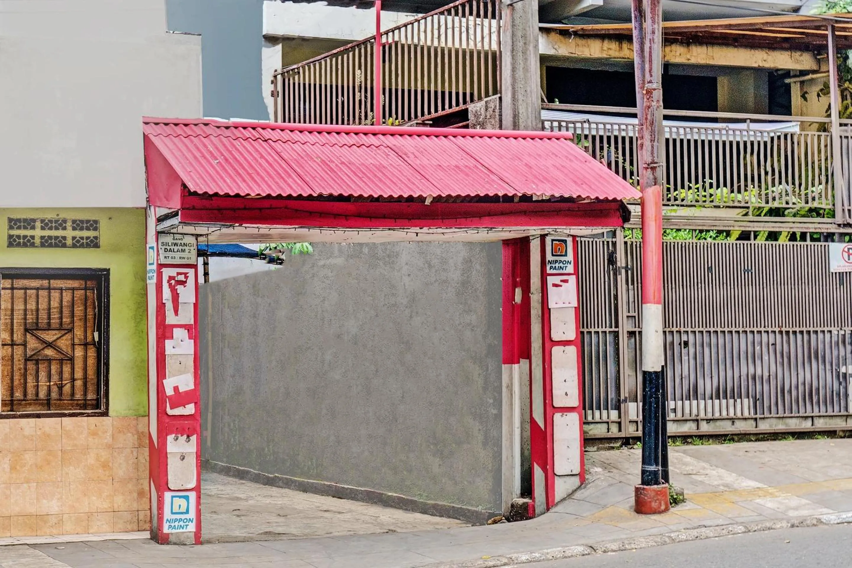 Facade/entrance in OYO Life 92709 Kost Teras Cikapundung Syariah