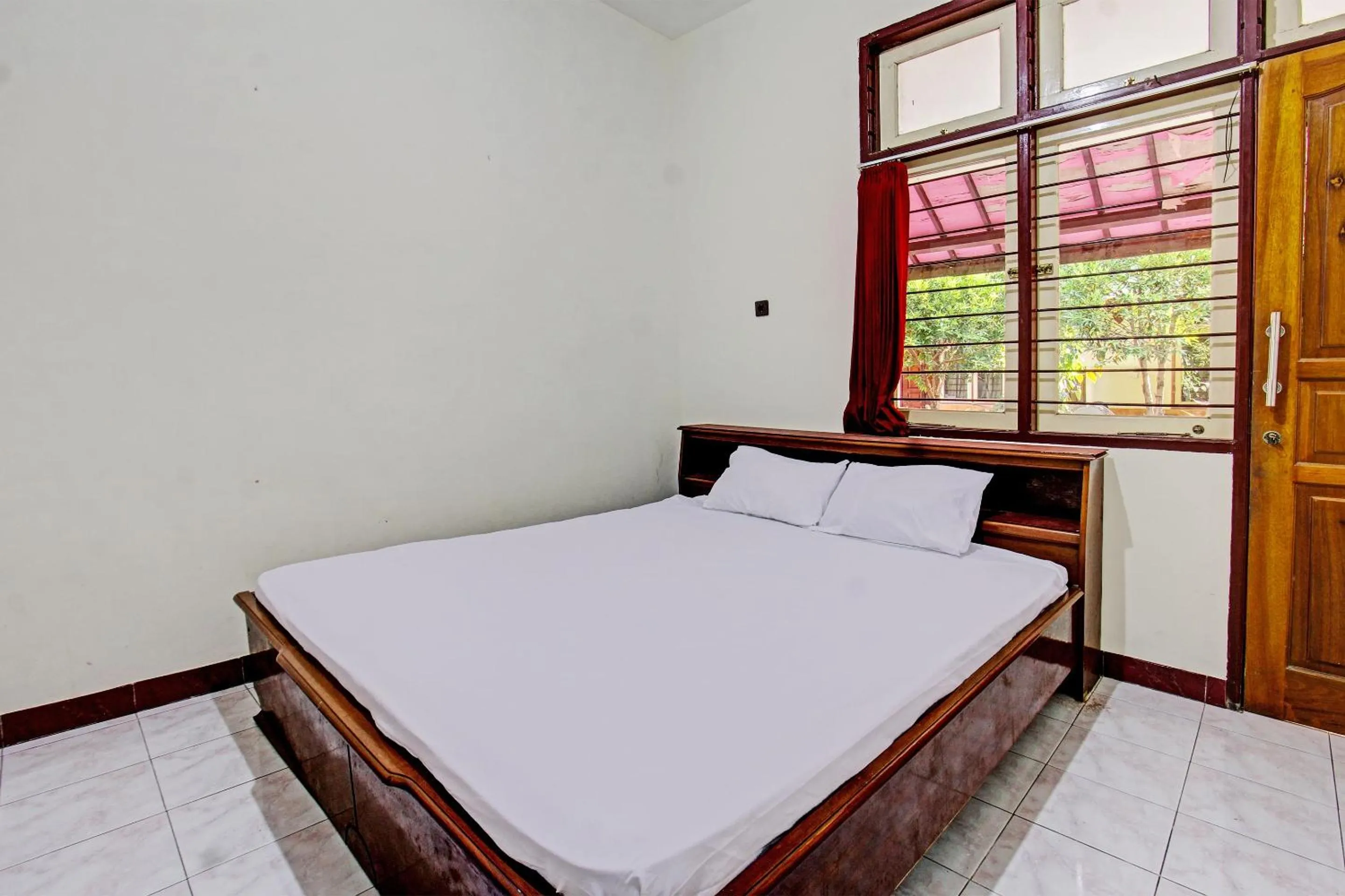 Hotel O Losmen Tjabe Merah Near Alfamart Bintaro