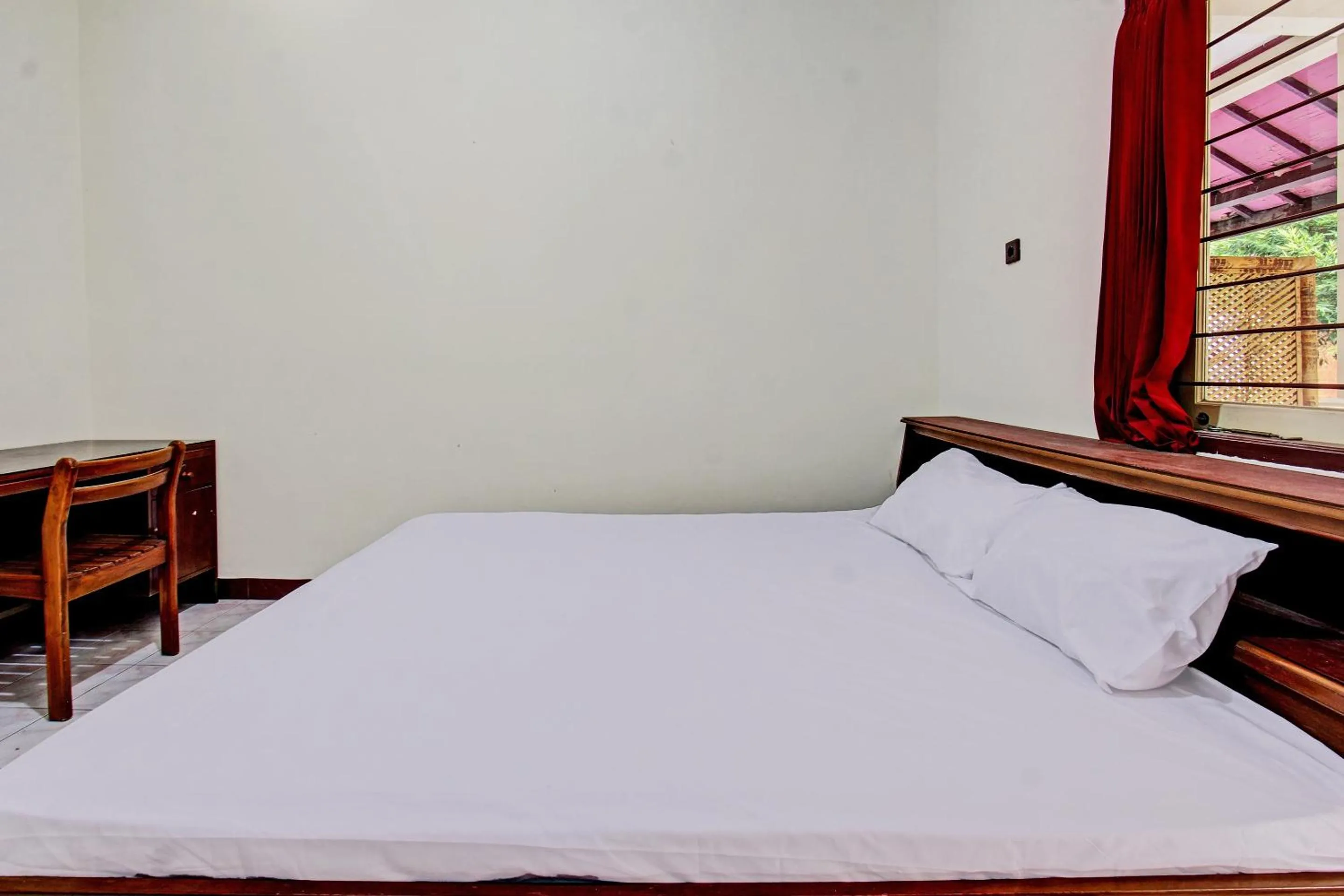 Bedroom, Bed in Hotel O Losmen Tjabe Merah Near Alfamart Bintaro