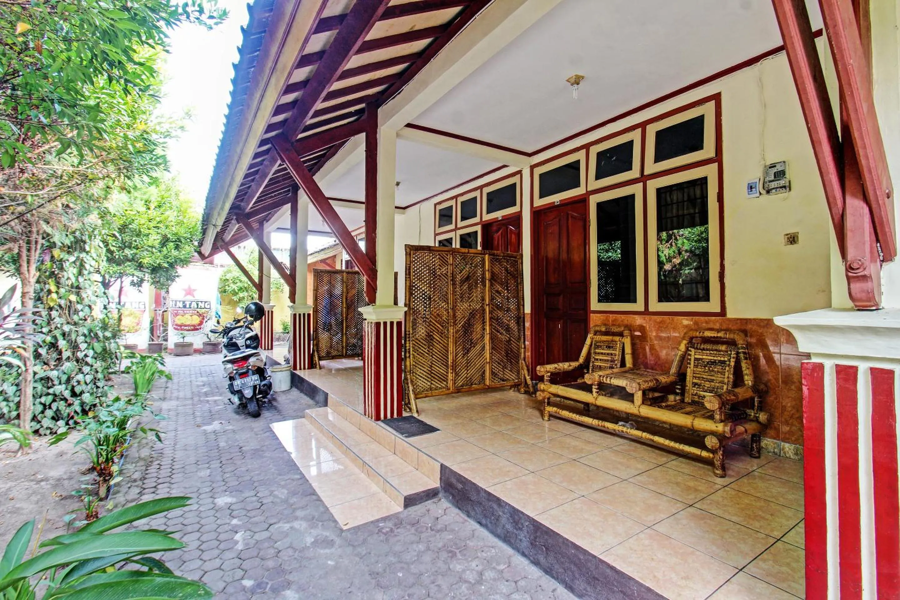 Facade/entrance in Hotel O Losmen Tjabe Merah Near Alfamart Bintaro