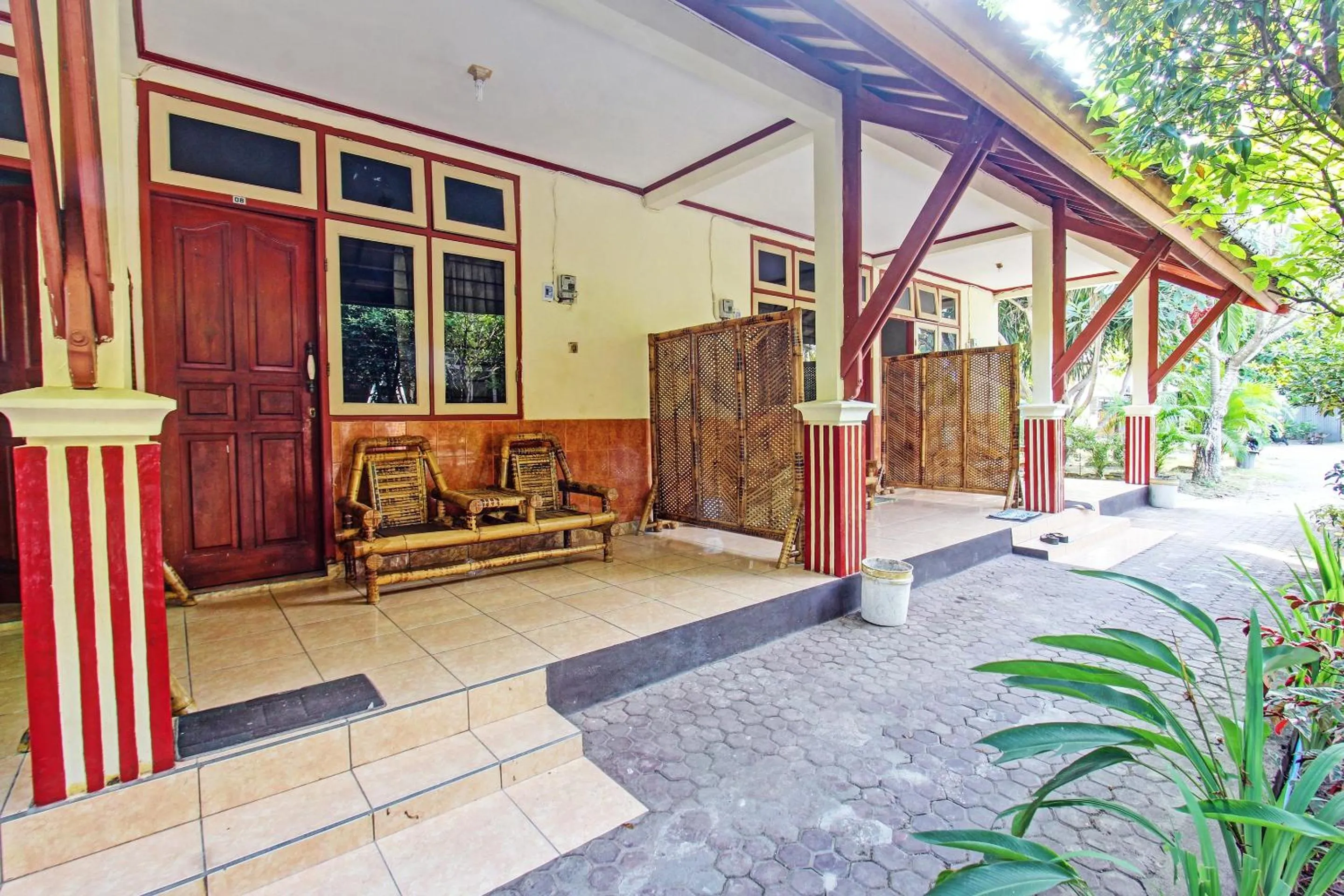 Facade/entrance in Hotel O Losmen Tjabe Merah Near Alfamart Bintaro