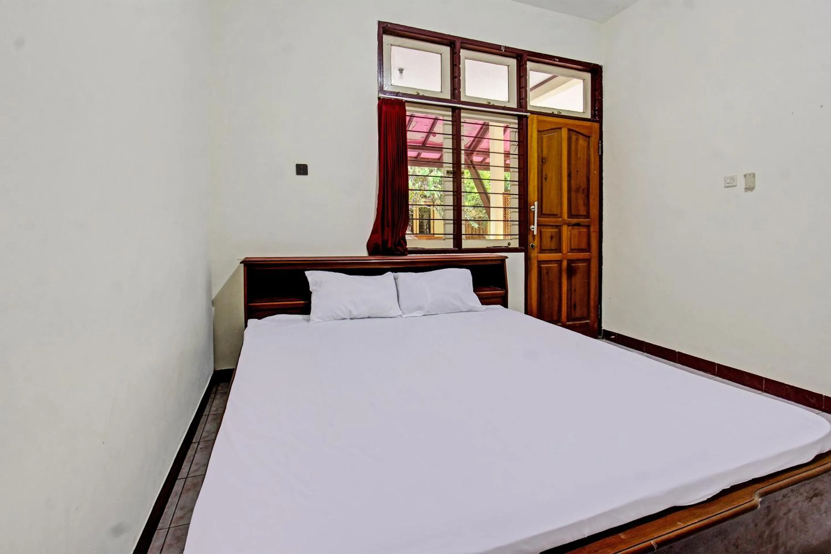 Bedroom, Bed in Hotel O Losmen Tjabe Merah Near Alfamart Bintaro