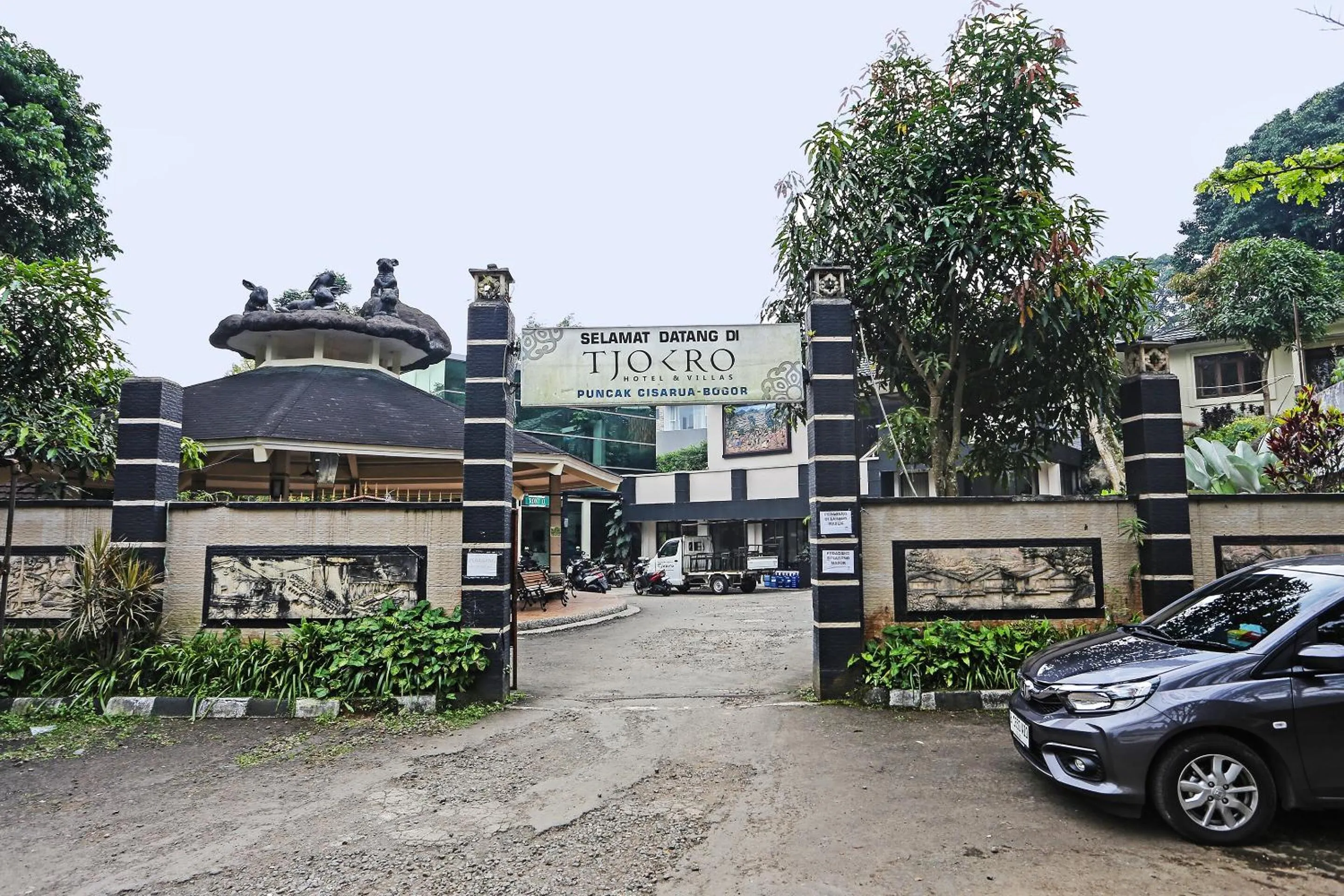 Facade/entrance in Hotel O Tjokro 3