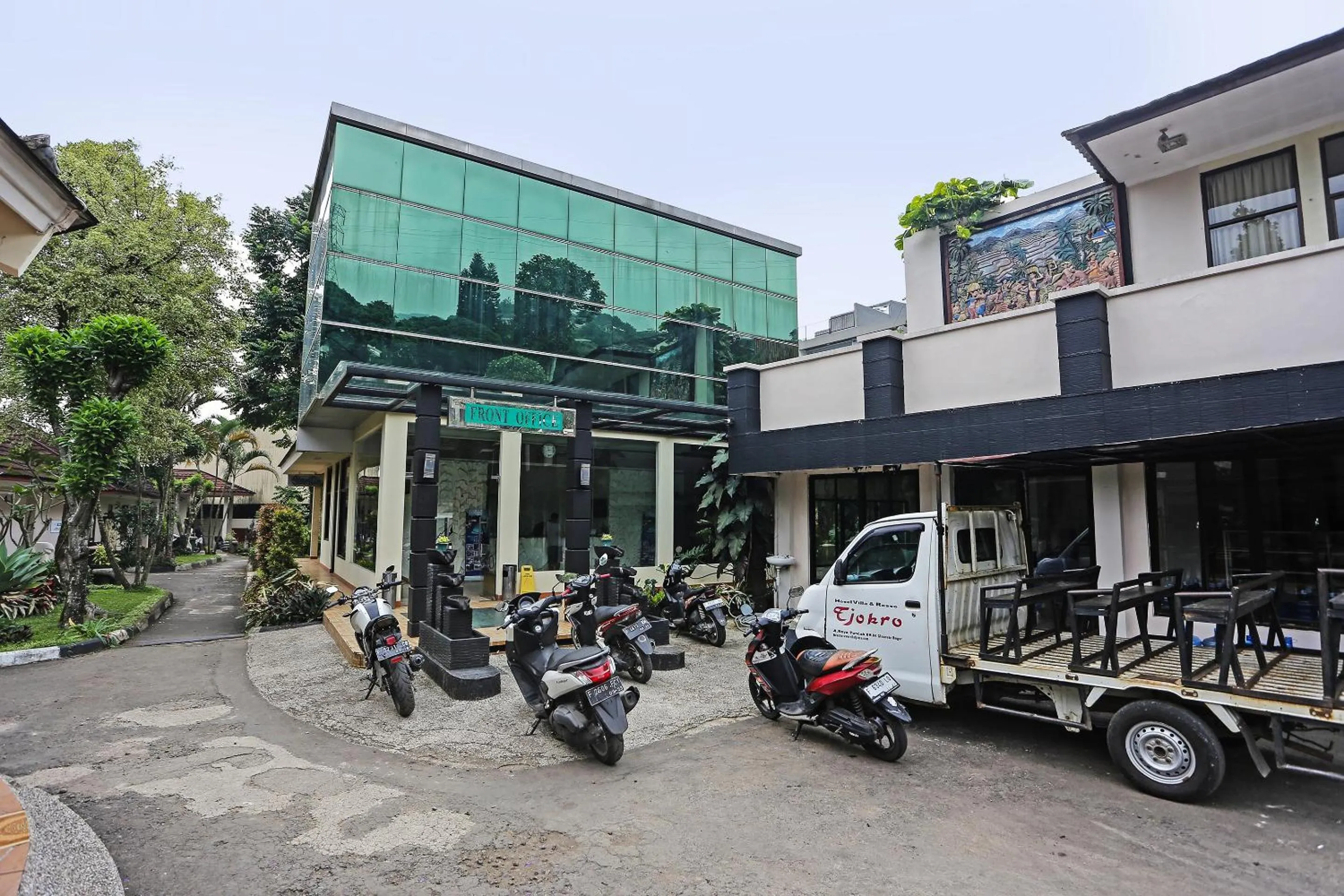 Facade/entrance in Hotel O Tjokro 3