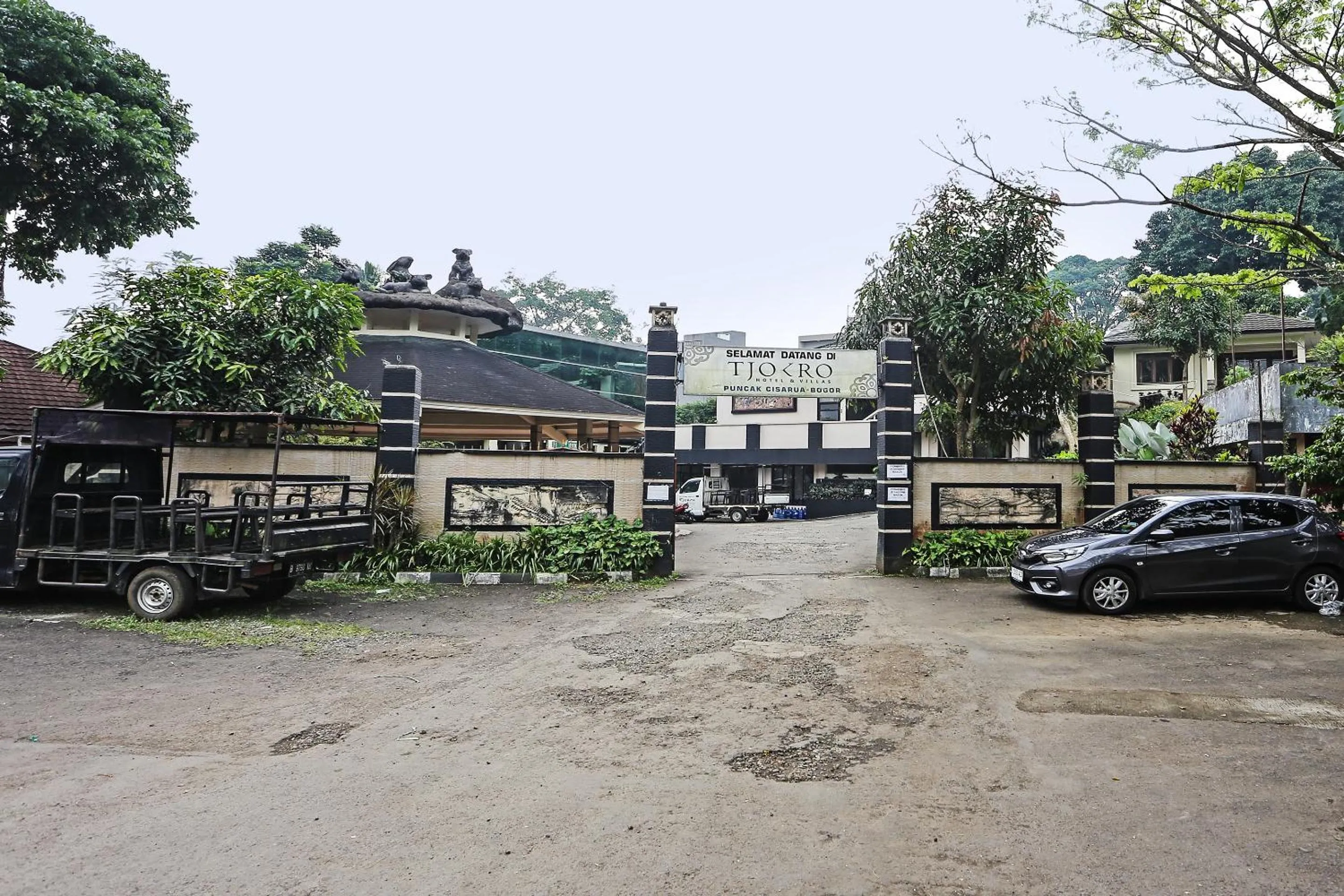 Facade/entrance in Hotel O Tjokro 3