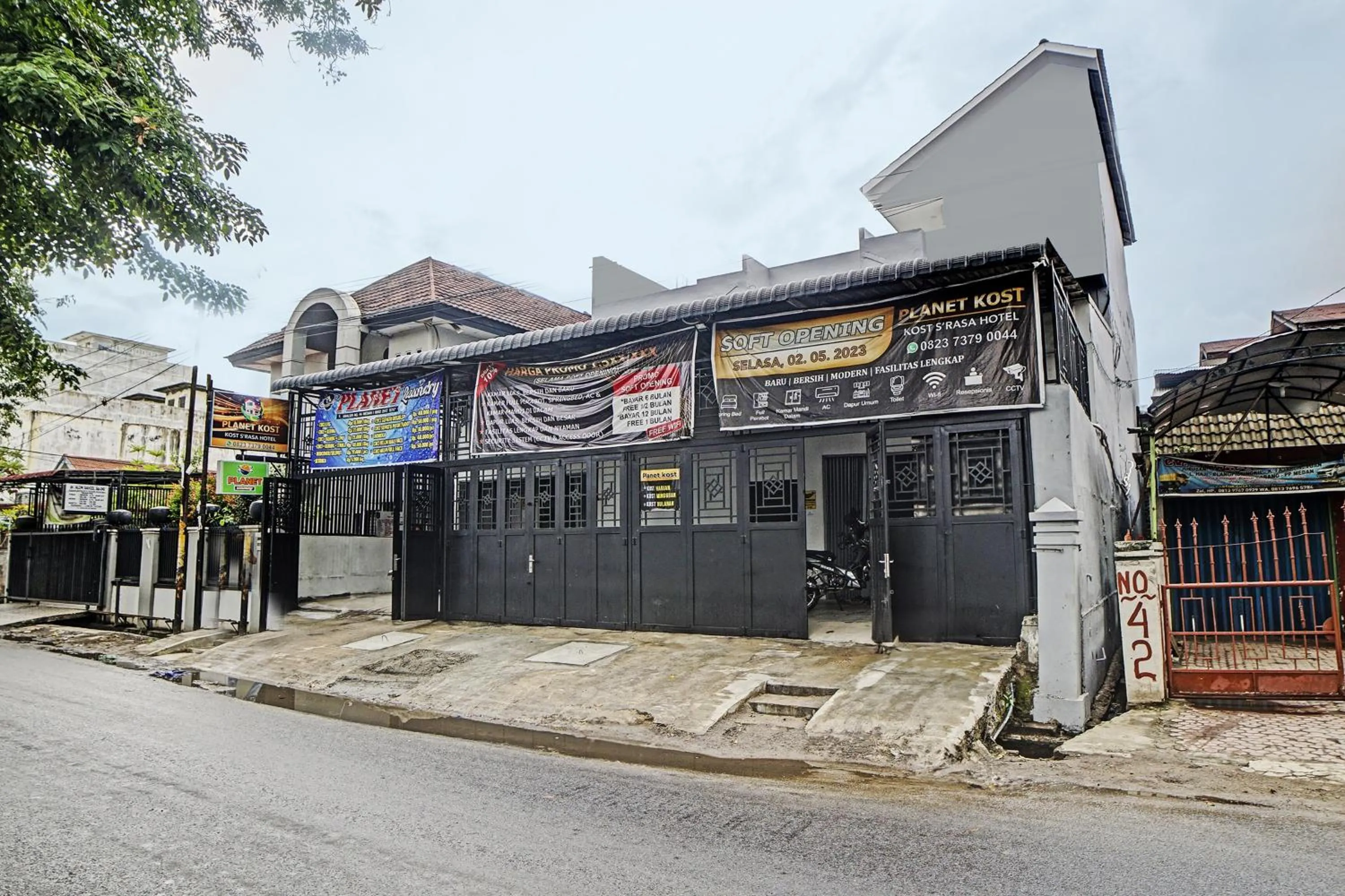 Facade/entrance in Hotel O Planet Guest House Syariah