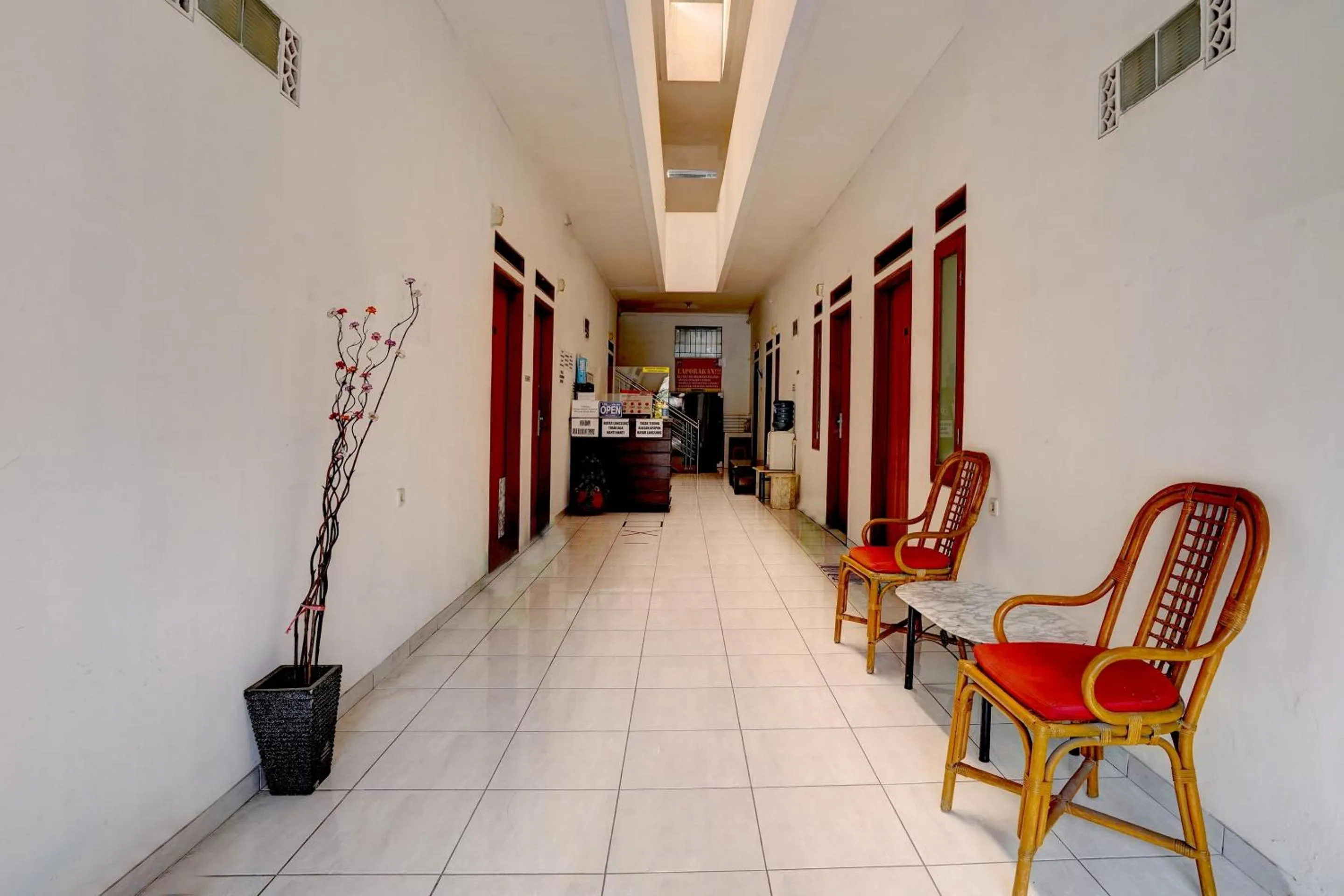 Lobby or reception in OYO 92725 Regol Srimahi Residence