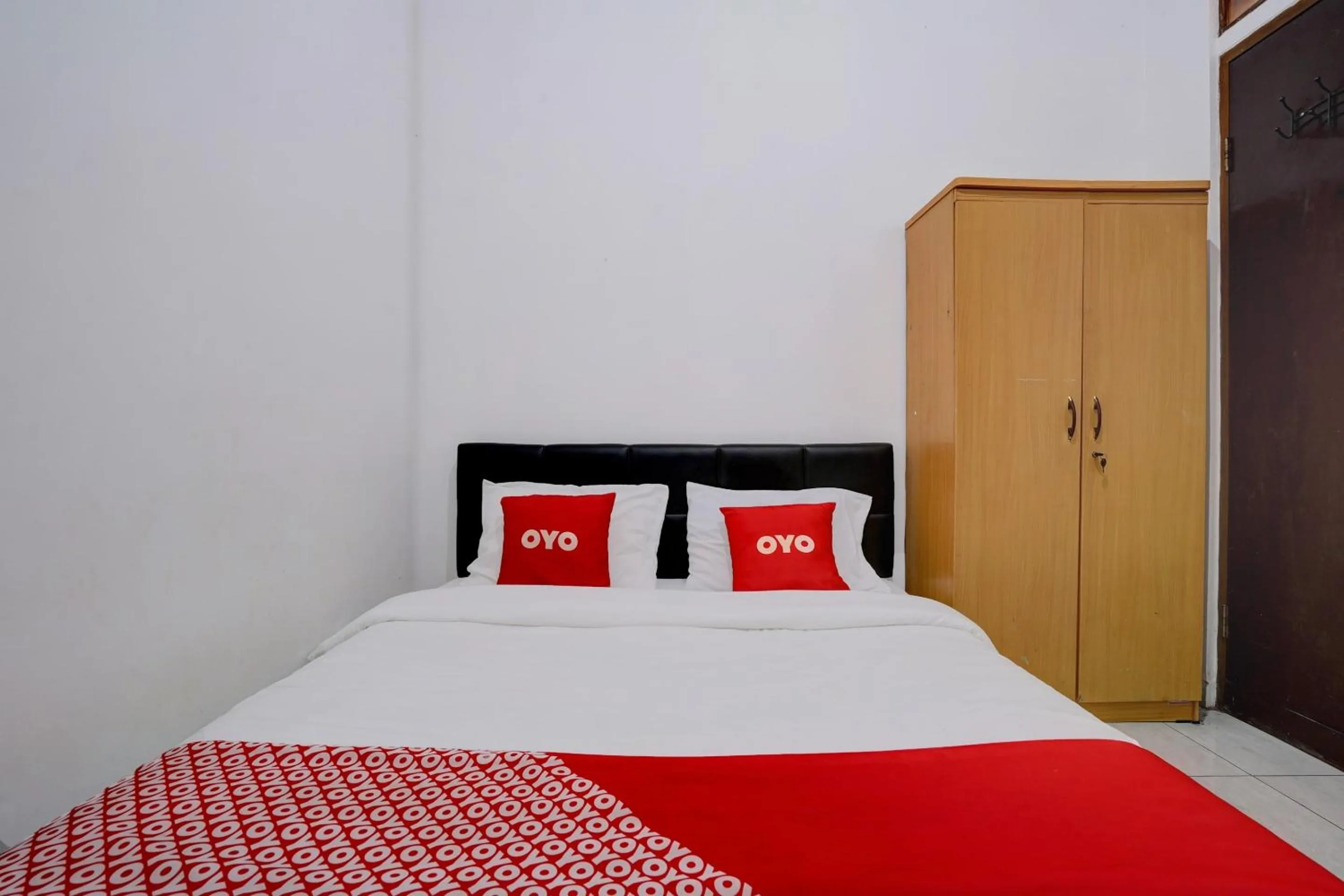 Bedroom in OYO 92725 Regol Srimahi Residence