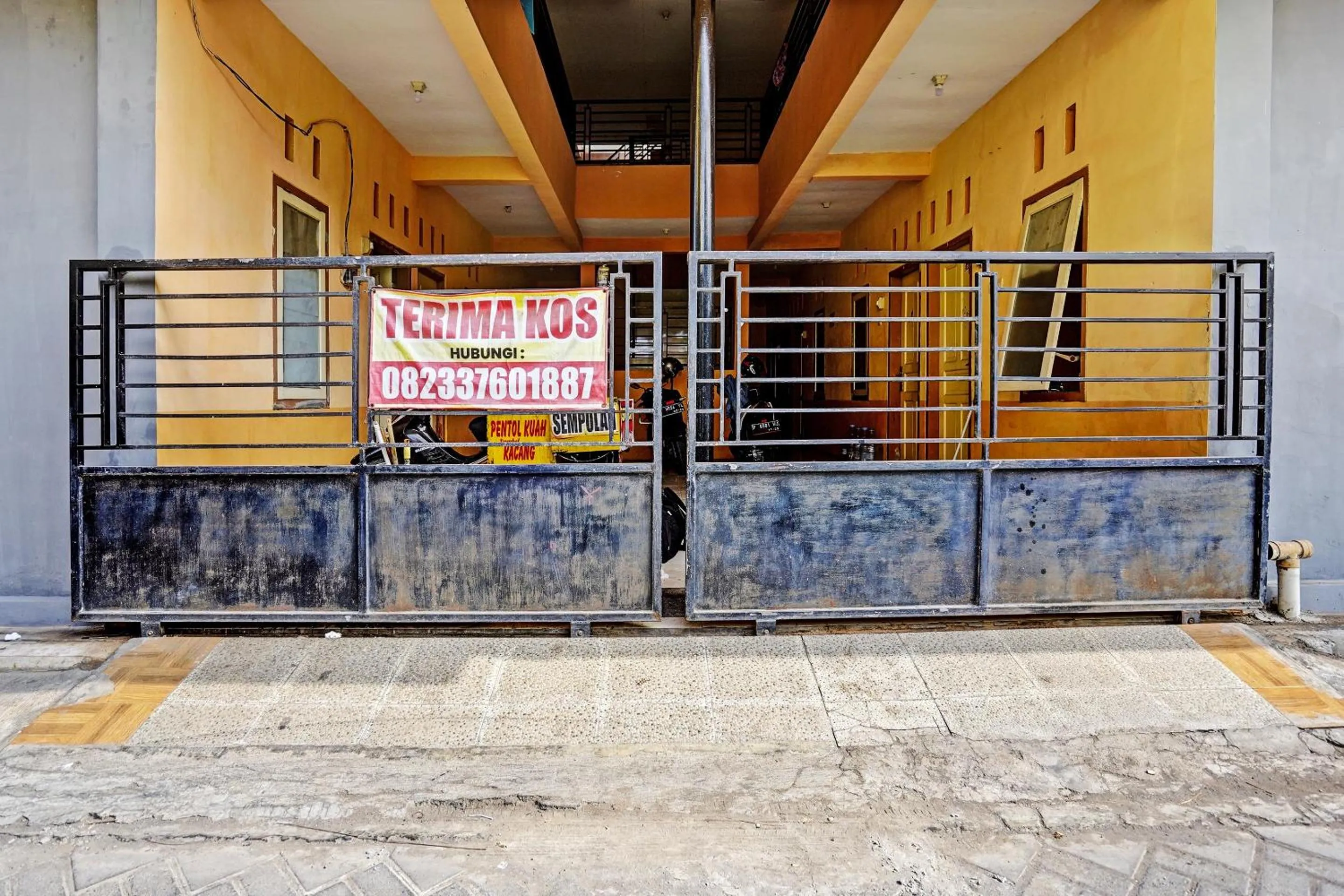 Facade/entrance in Hotel O Lili Kost SyariahNearKetapang Royal City