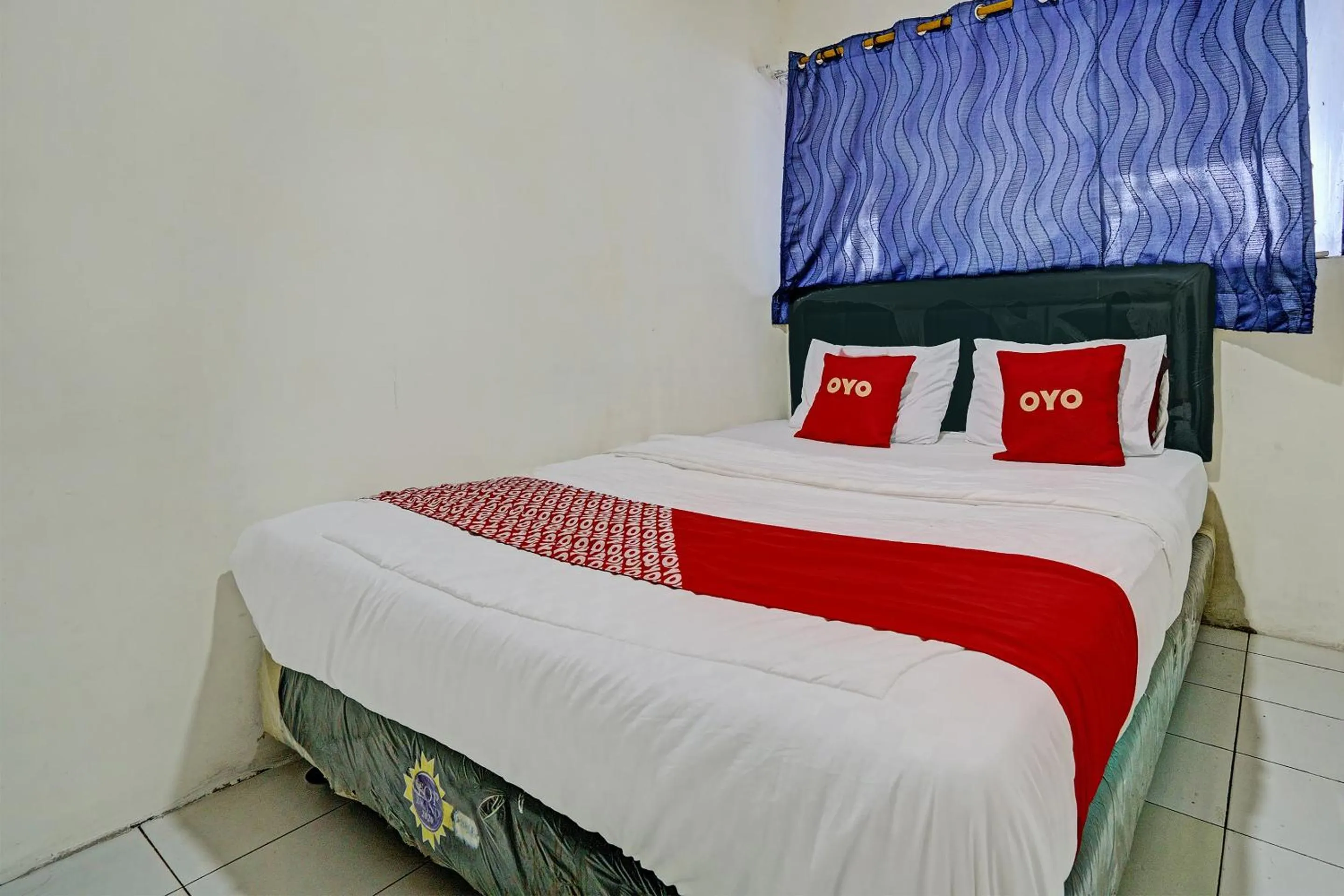 Bedroom in Hotel O Geulis Guest House Syariah
