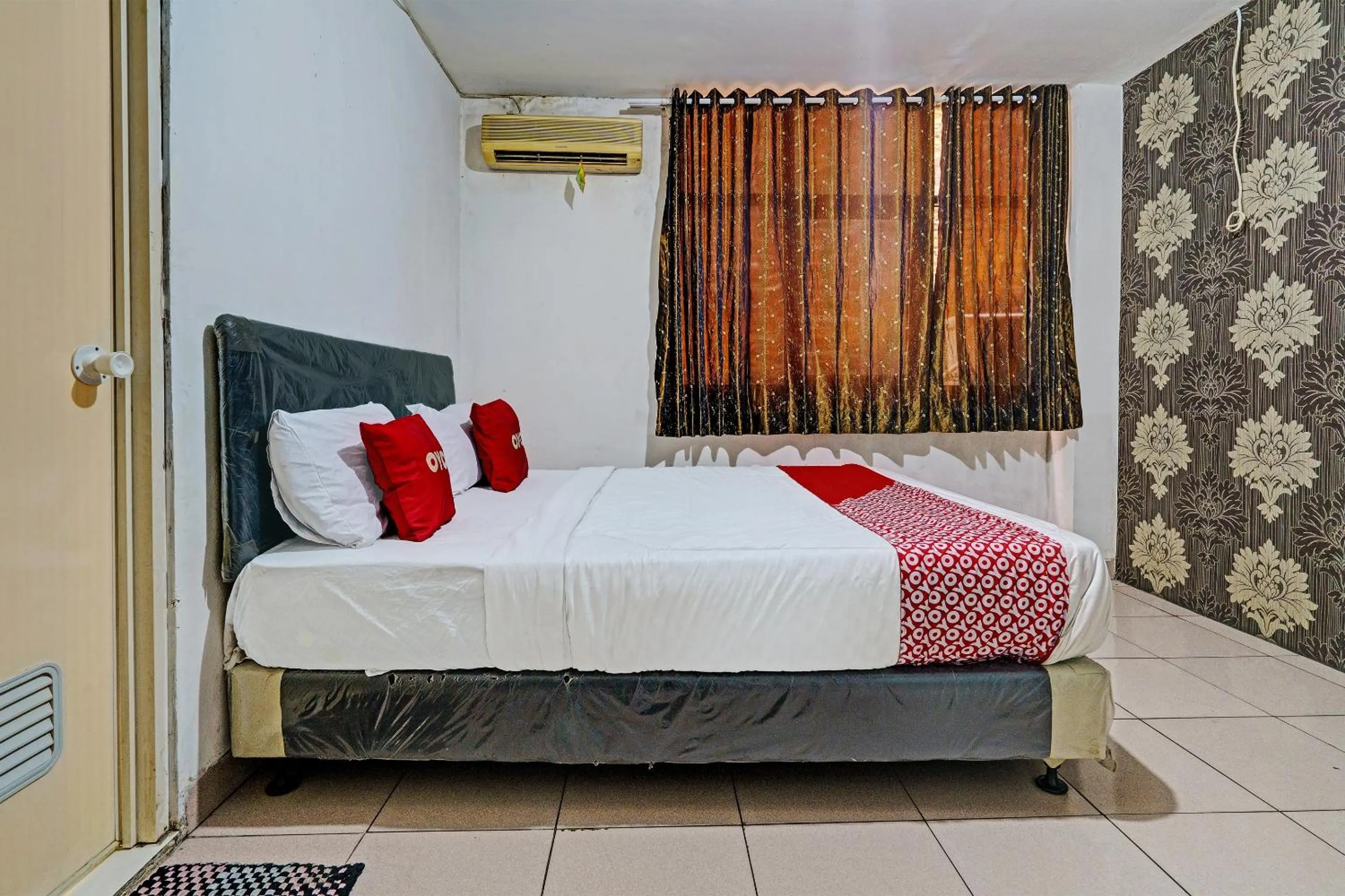 Bedroom in Hotel O Geulis Guest House Syariah