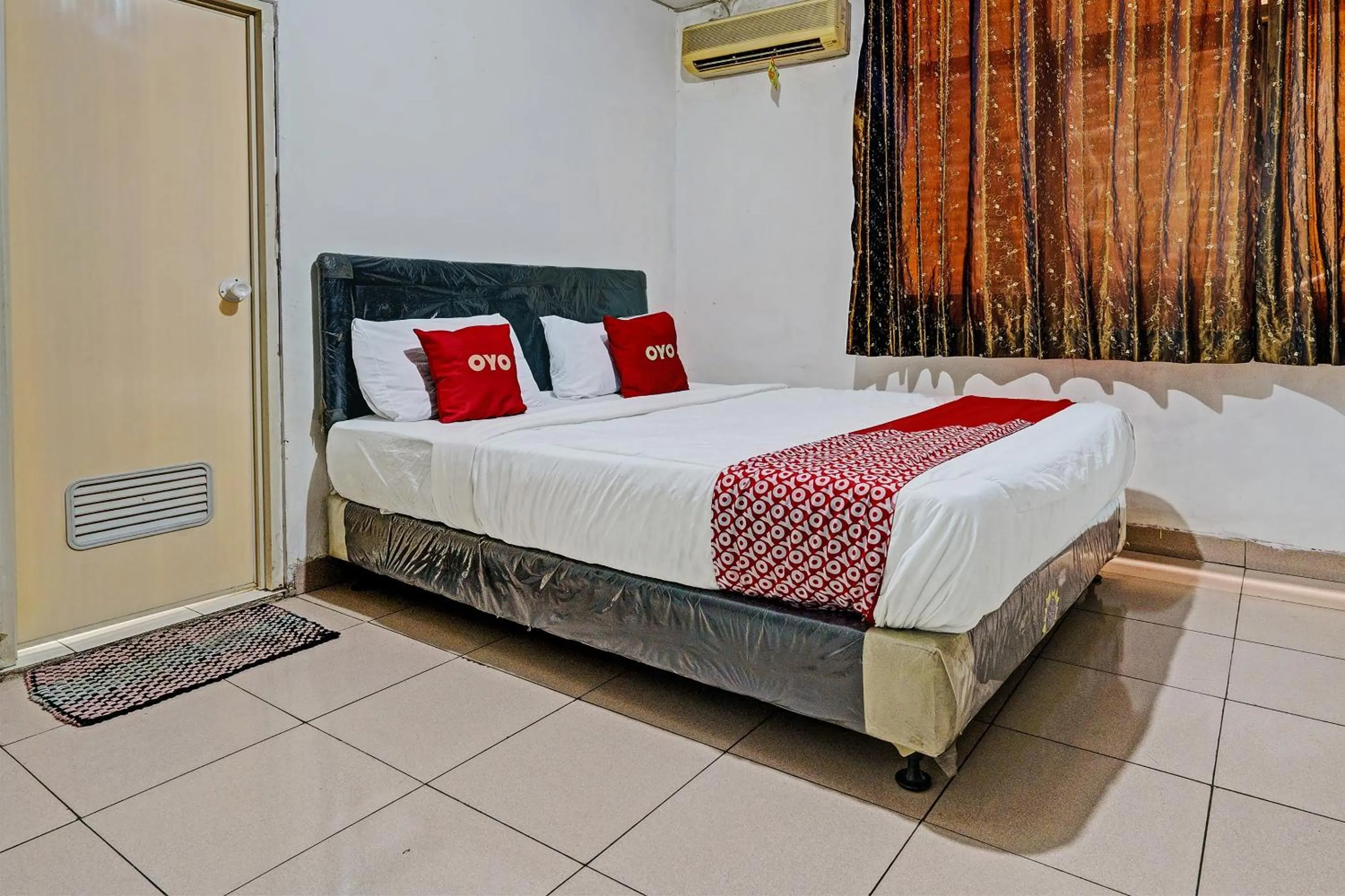 Bedroom in Hotel O Geulis Guest House Syariah