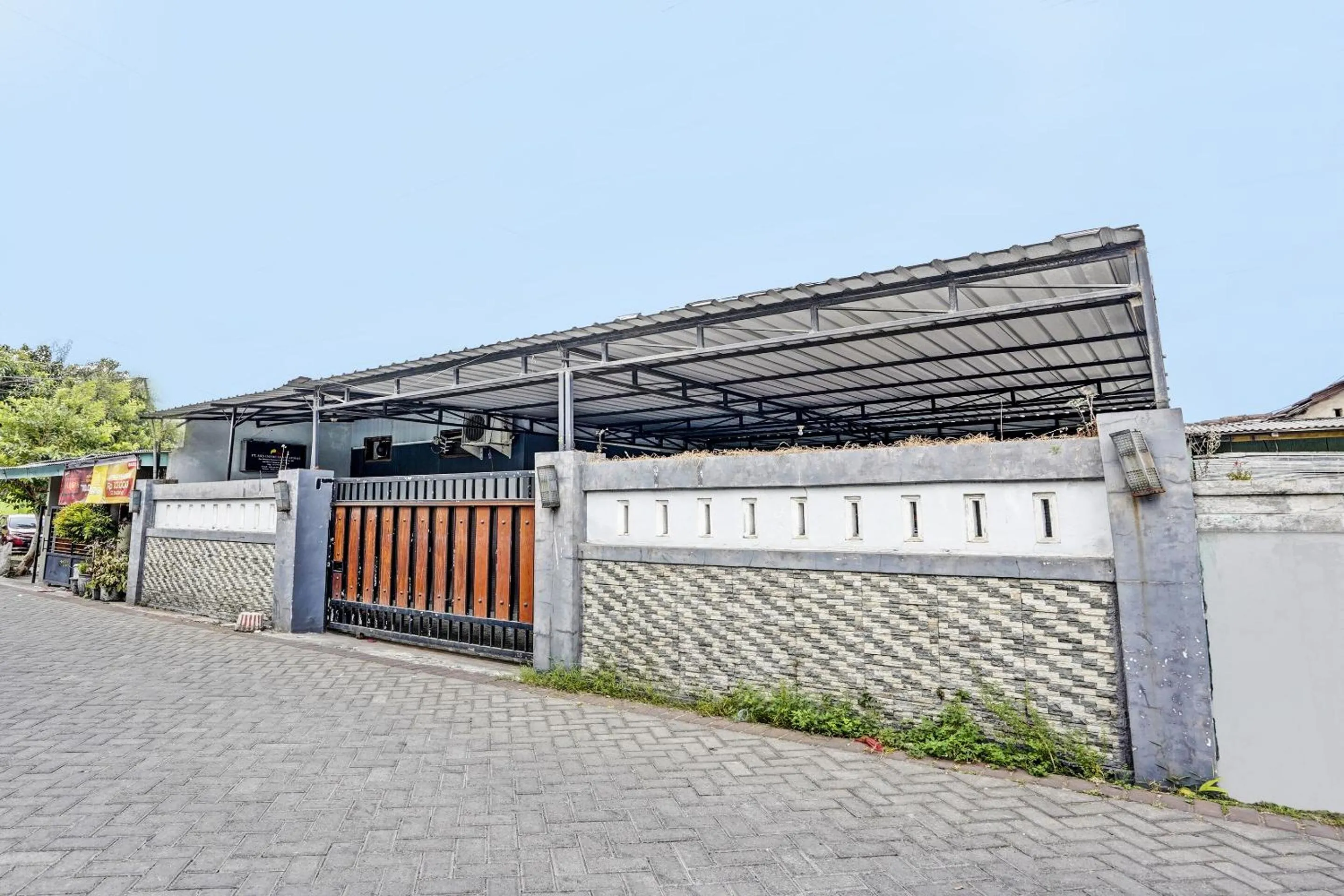 Facade/entrance in Hotel O Lestari Syariah