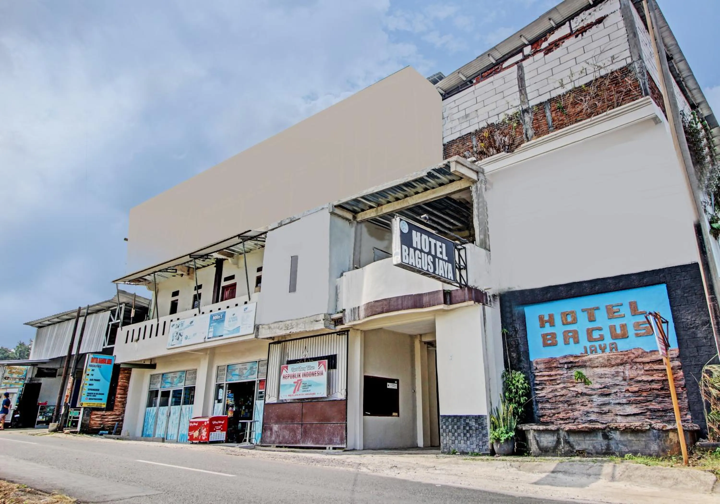 Facade/entrance in Hotel O Bagus Jaya Hotel