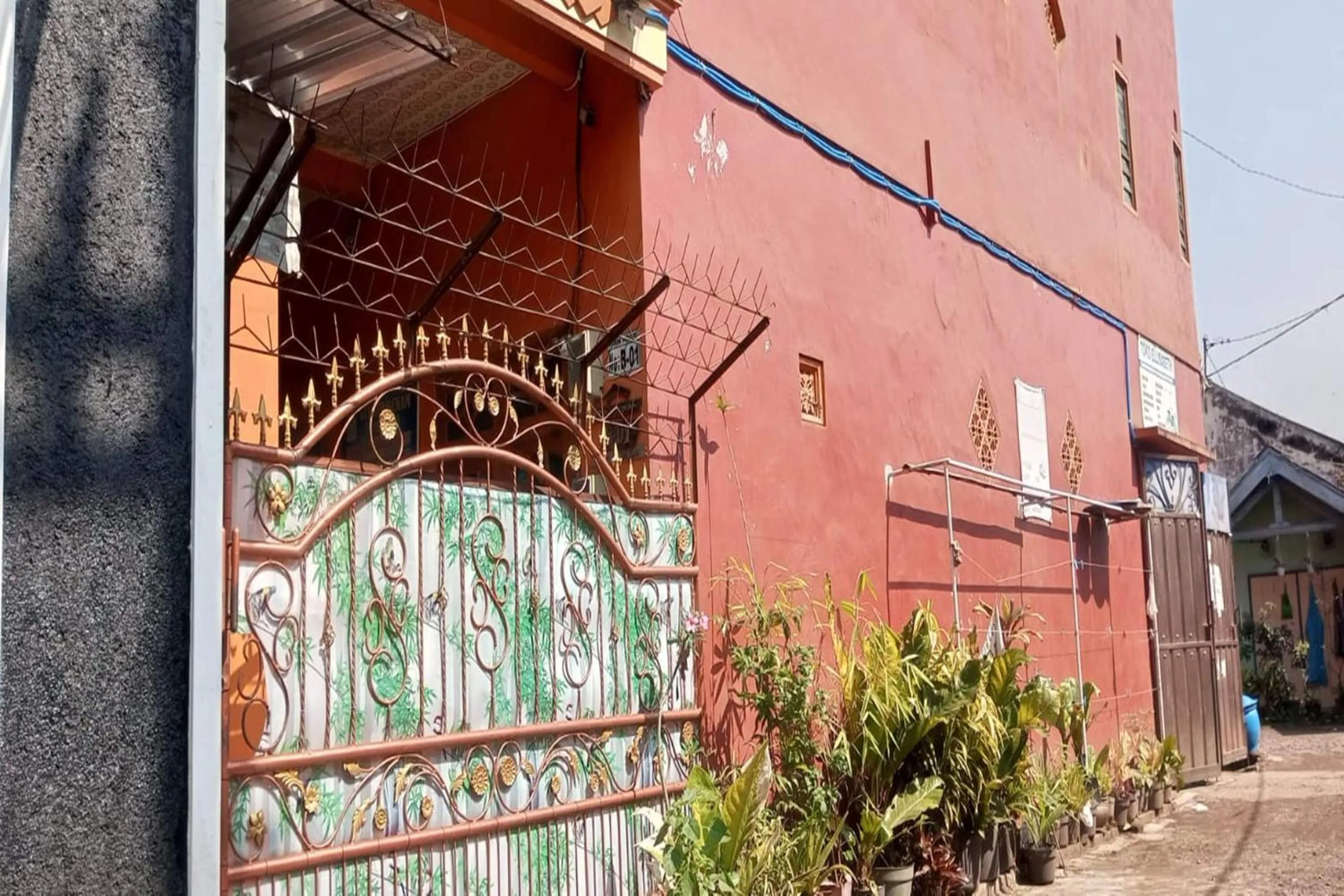 Facade/entrance in Hotel O Kost Elisabeth Syariah