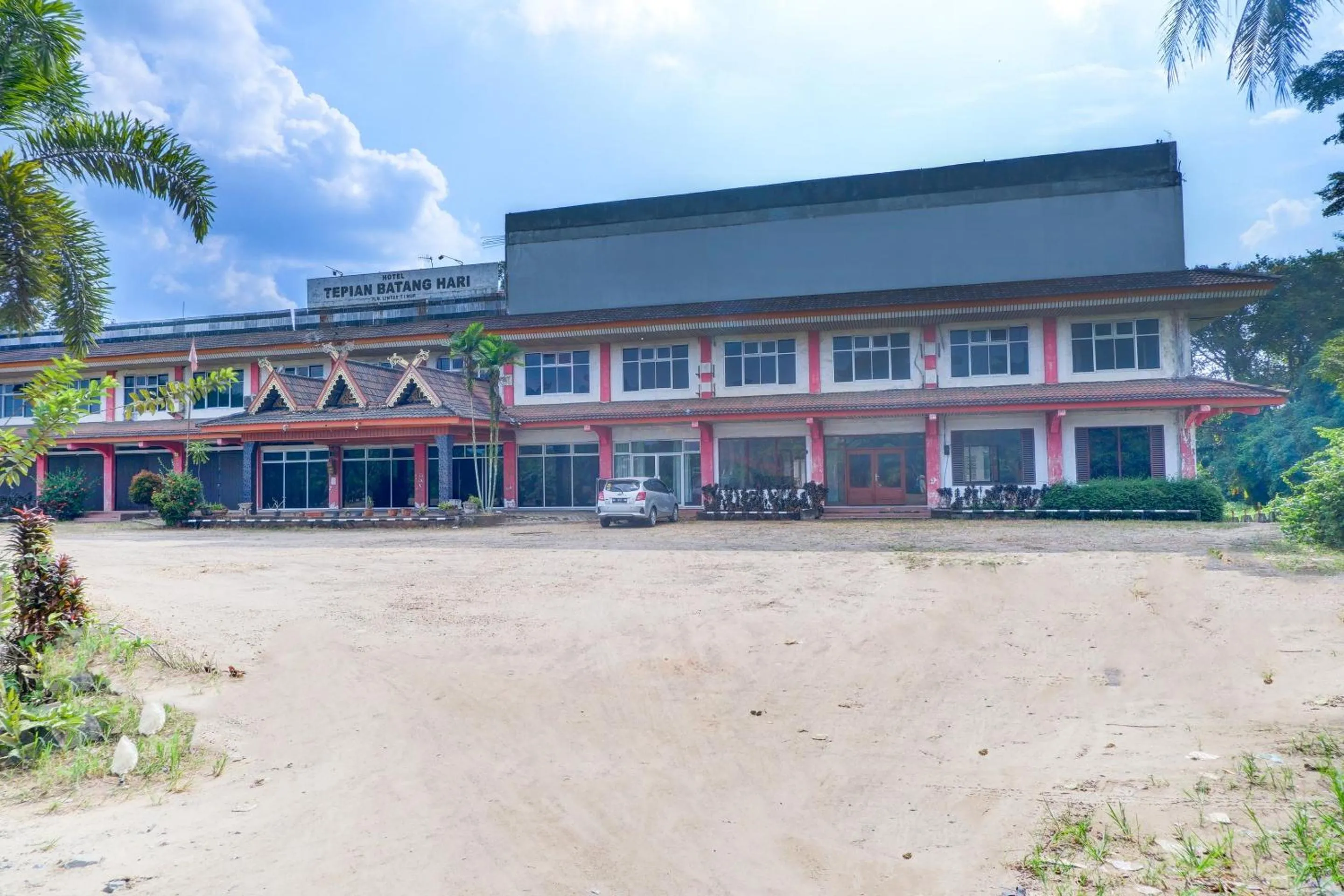 Facade/entrance in Hotel O Tepian Batang Hari