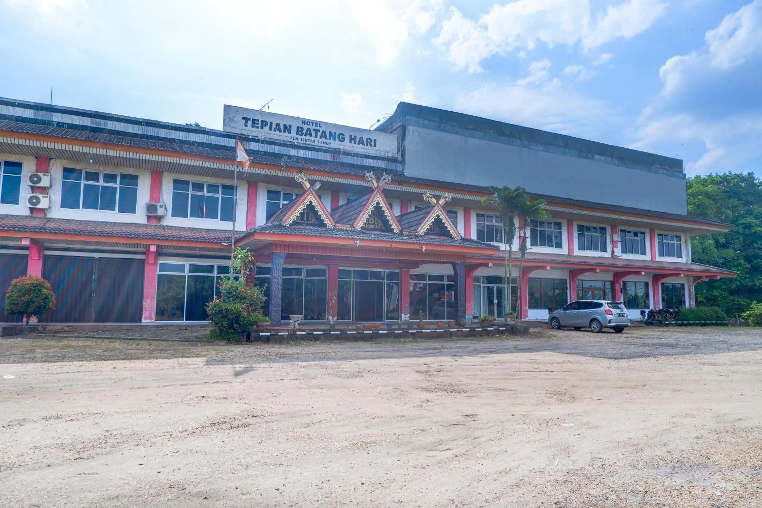 Facade/entrance in Hotel O Tepian Batang Hari
