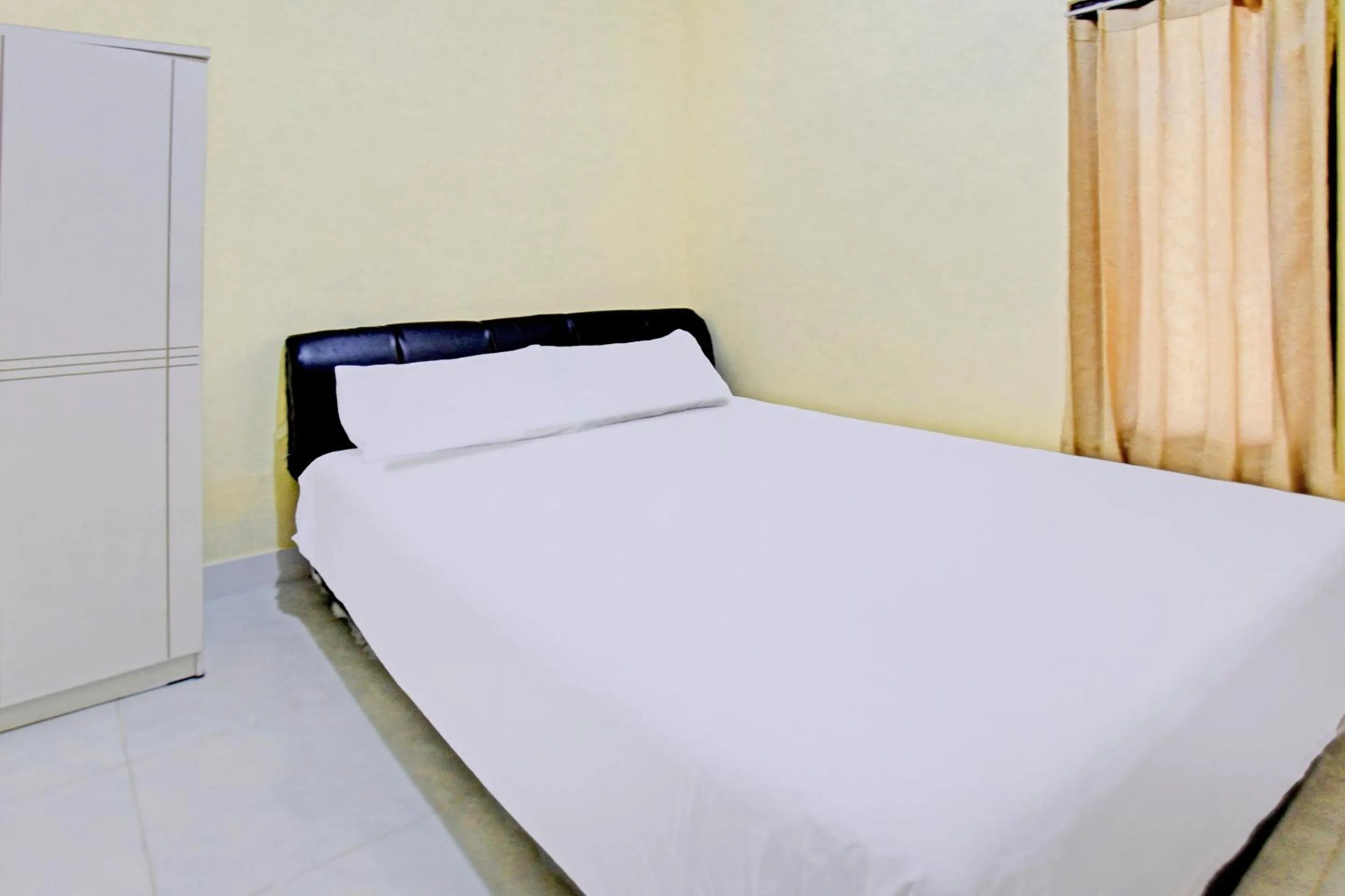 Bedroom, Bed in Hotel O Kos Moncok