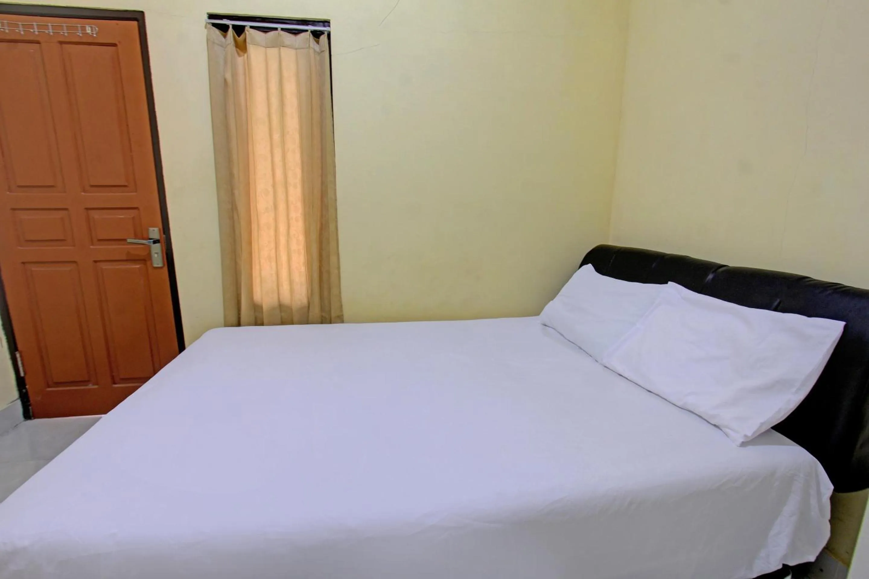 Bedroom, Bed in Hotel O Kos Moncok