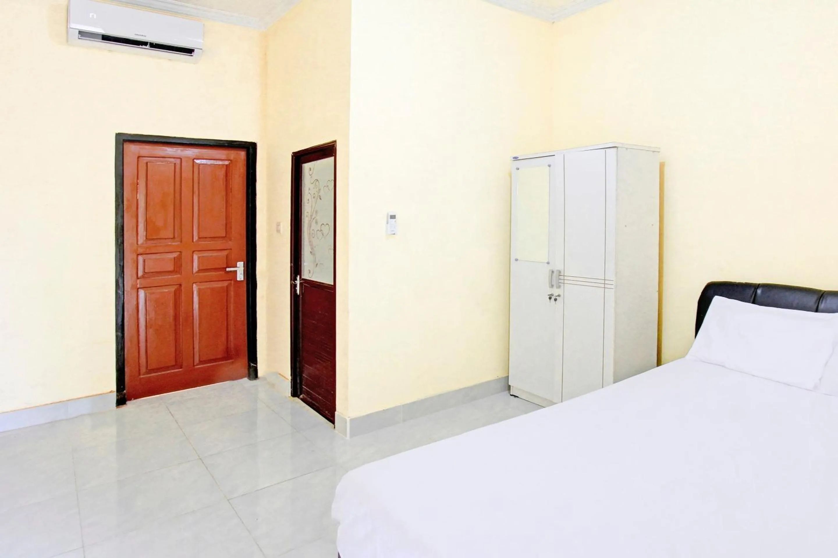 Bedroom, Bed in Hotel O Kos Moncok