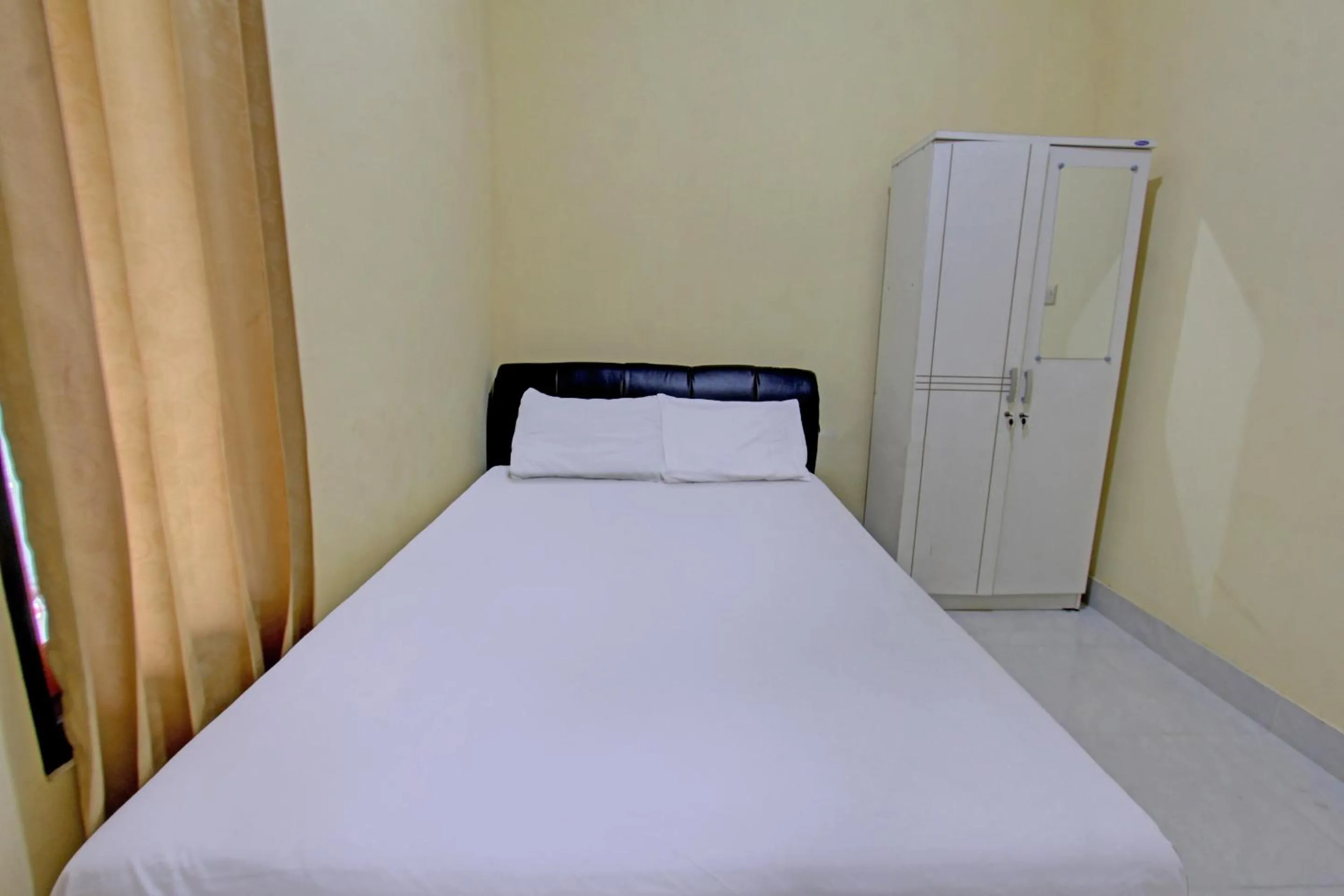 Bedroom, Bed in Hotel O Kos Moncok