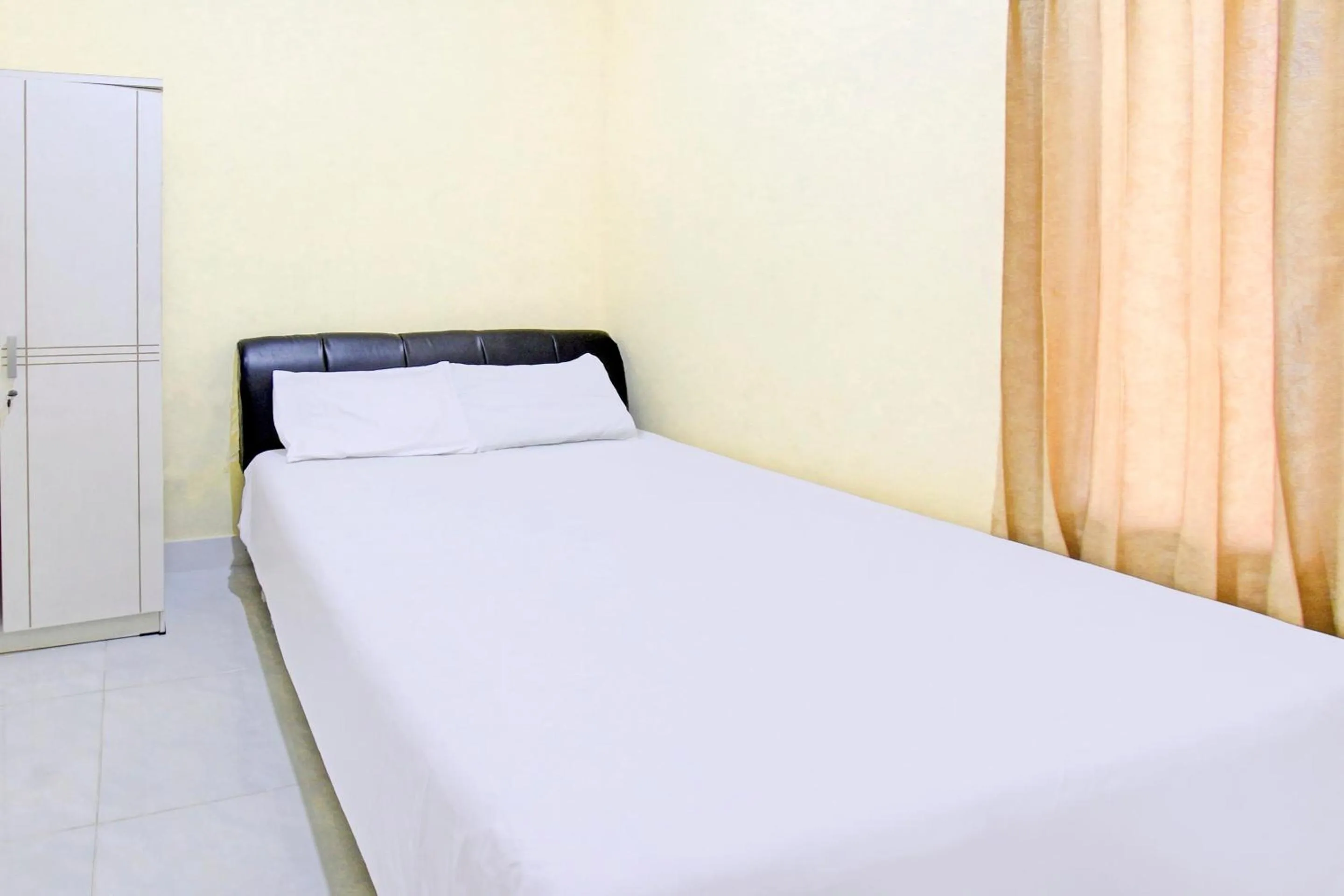 Bedroom, Bed in Hotel O Kos Moncok