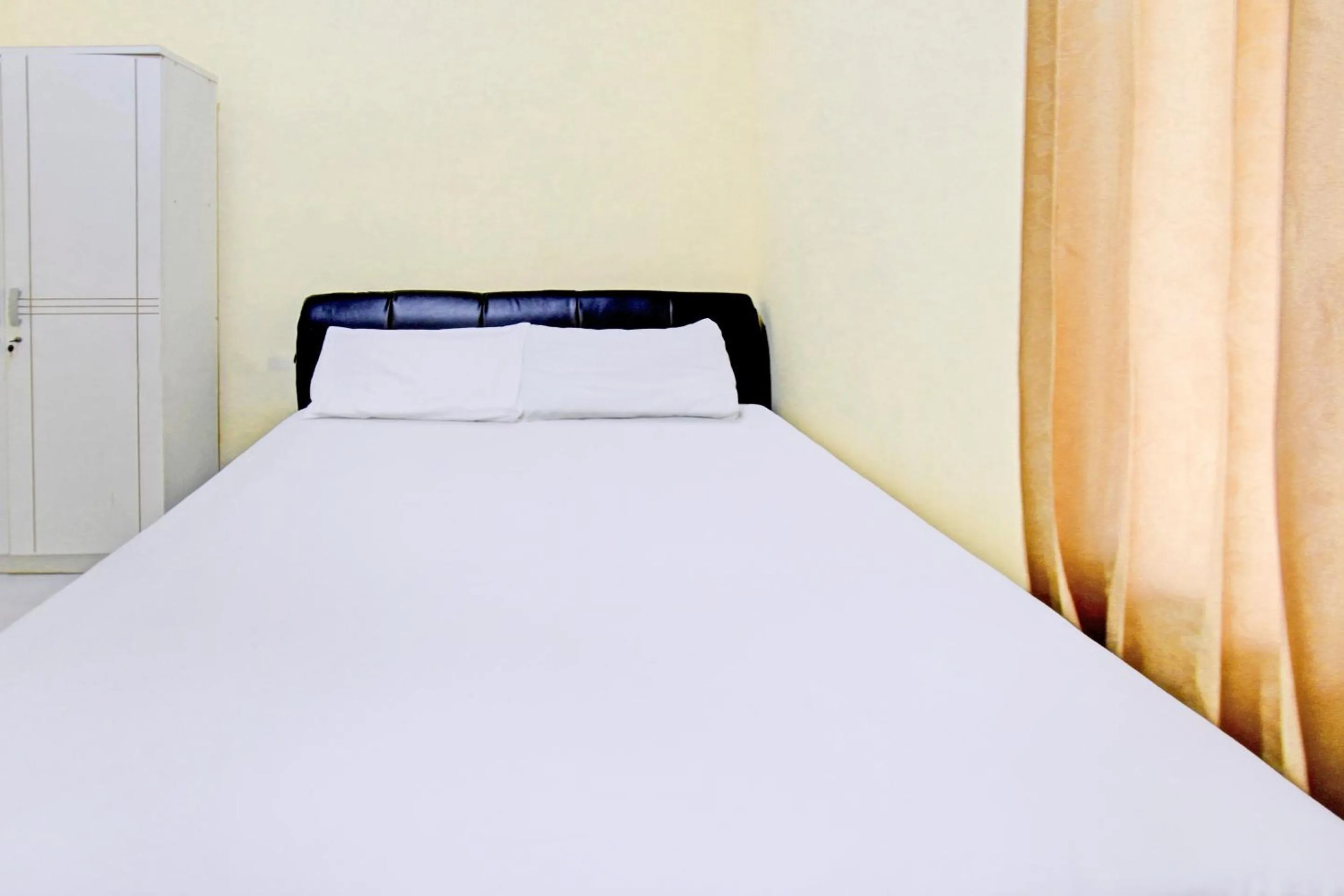 Bedroom, Bed in Hotel O Kos Moncok