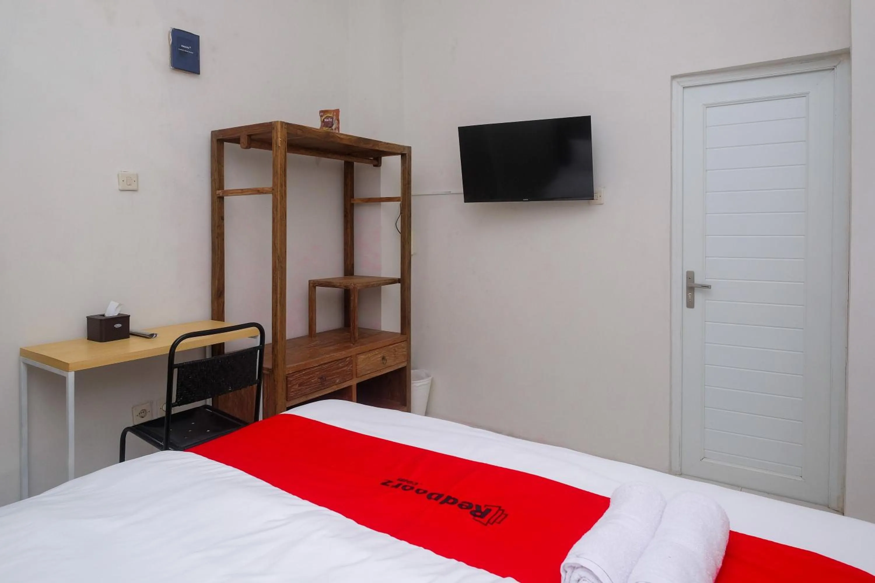 TV and multimedia in RedDoorz Syariah near Stasiun Klaten