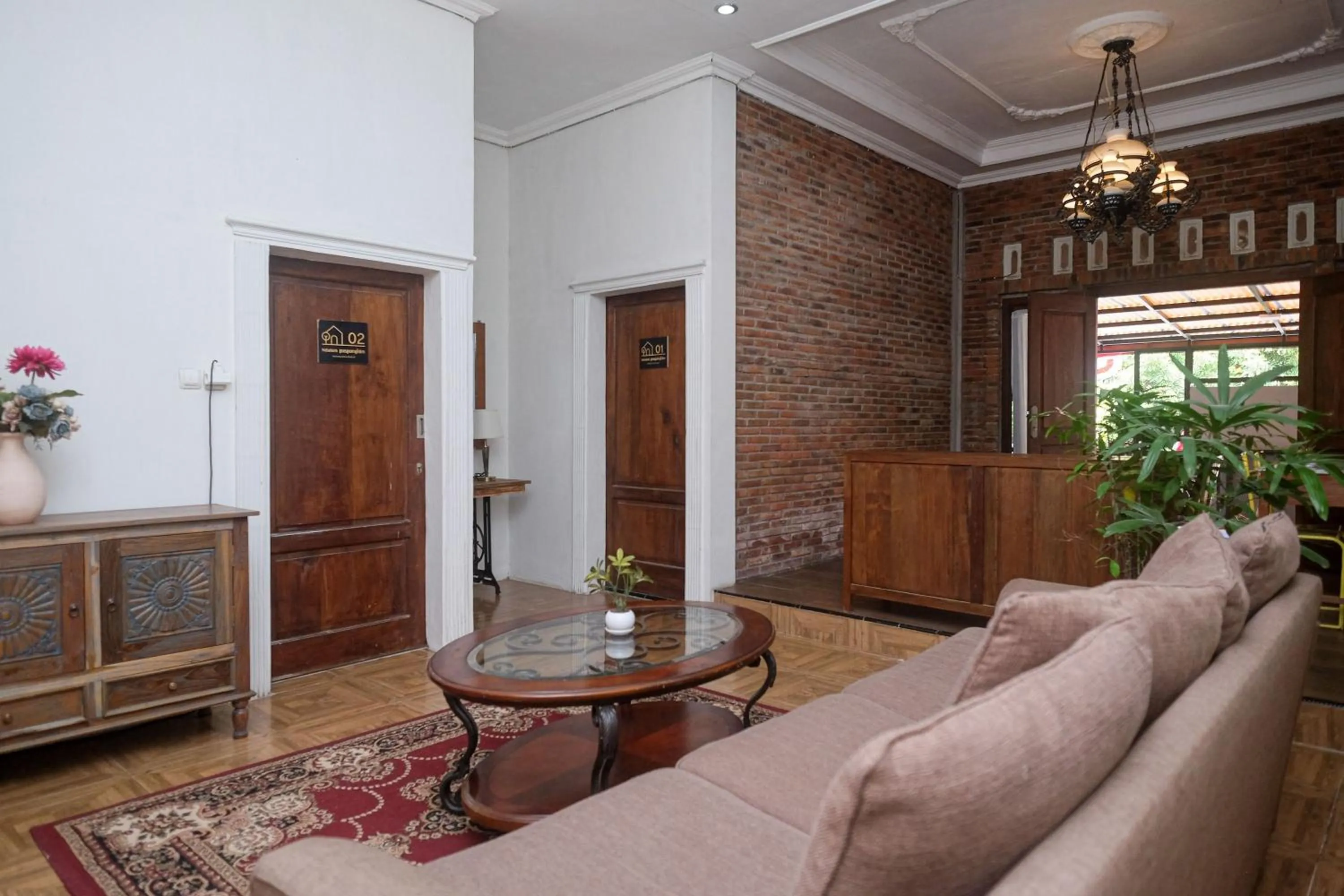 Seating area in RedDoorz Syariah near Stasiun Klaten