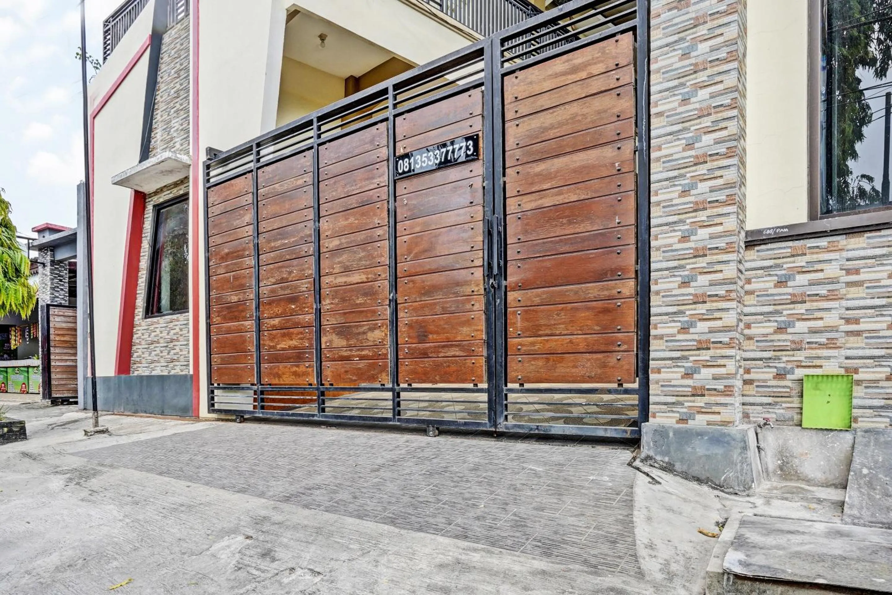 Facade/entrance in OYO Life 92773 Griya Trubus Syariah