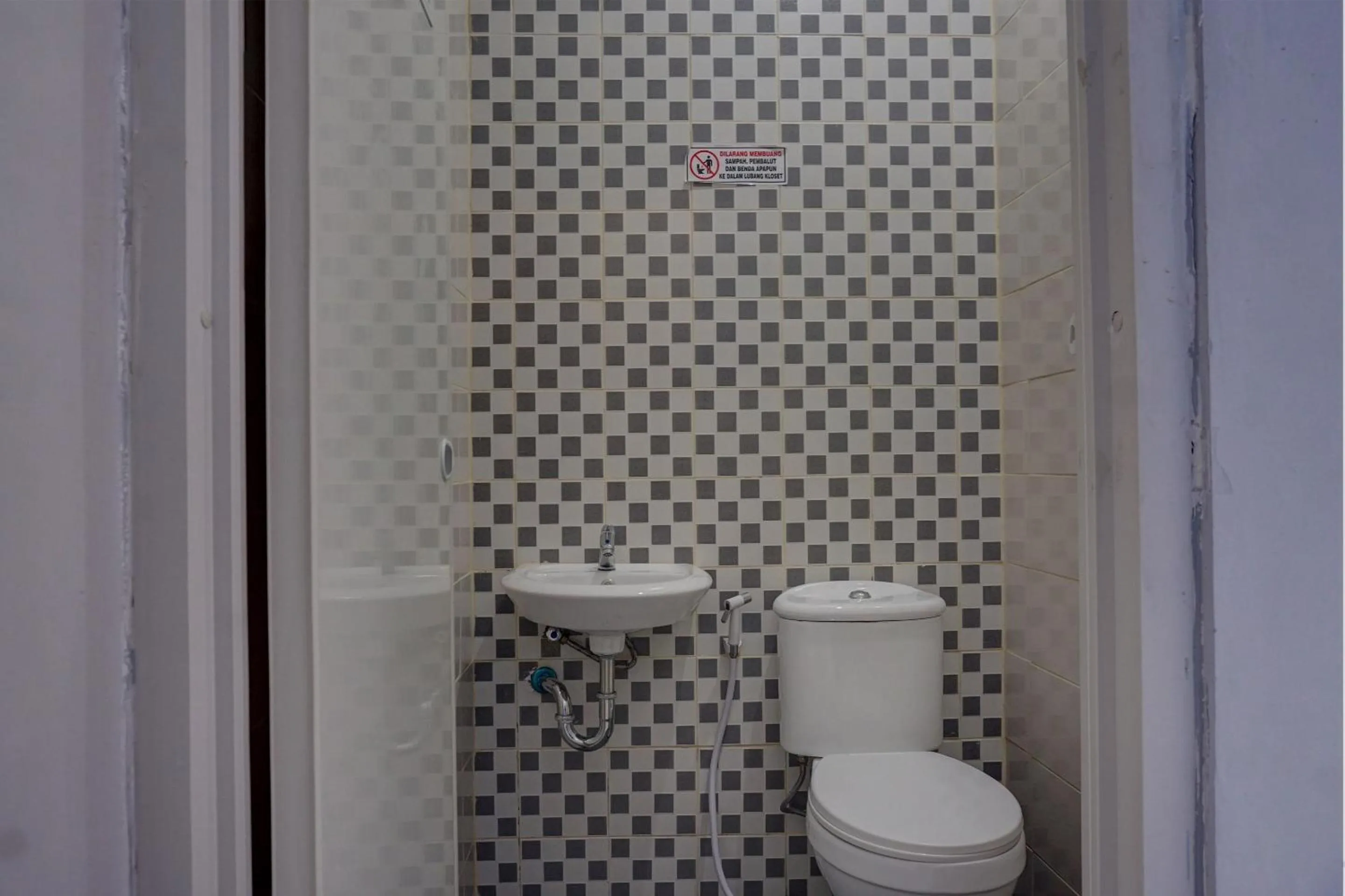 Bathroom in Capital O 92765 J&b Smart Sentul