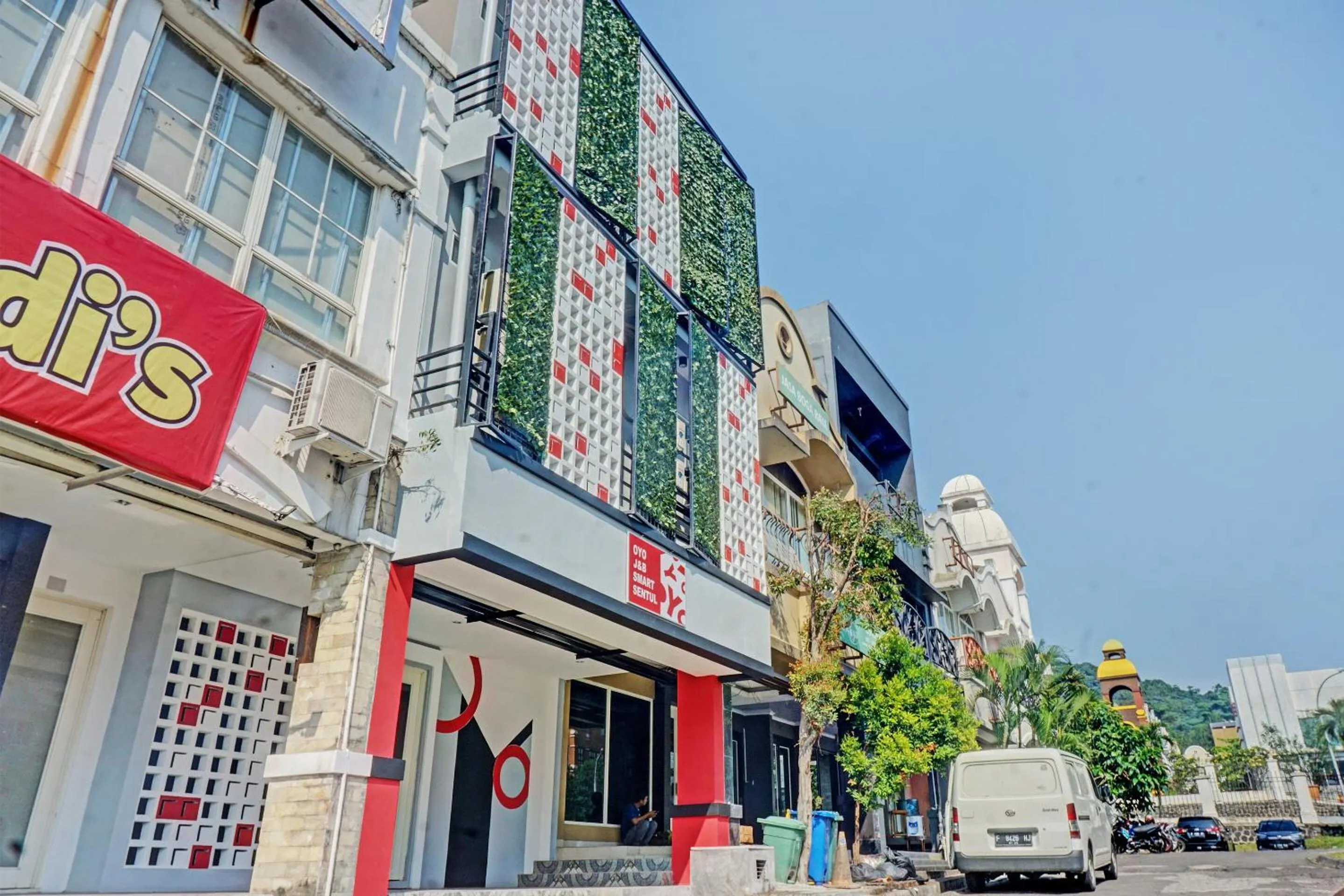 Facade/entrance in Capital O 92765 J&b Smart Sentul