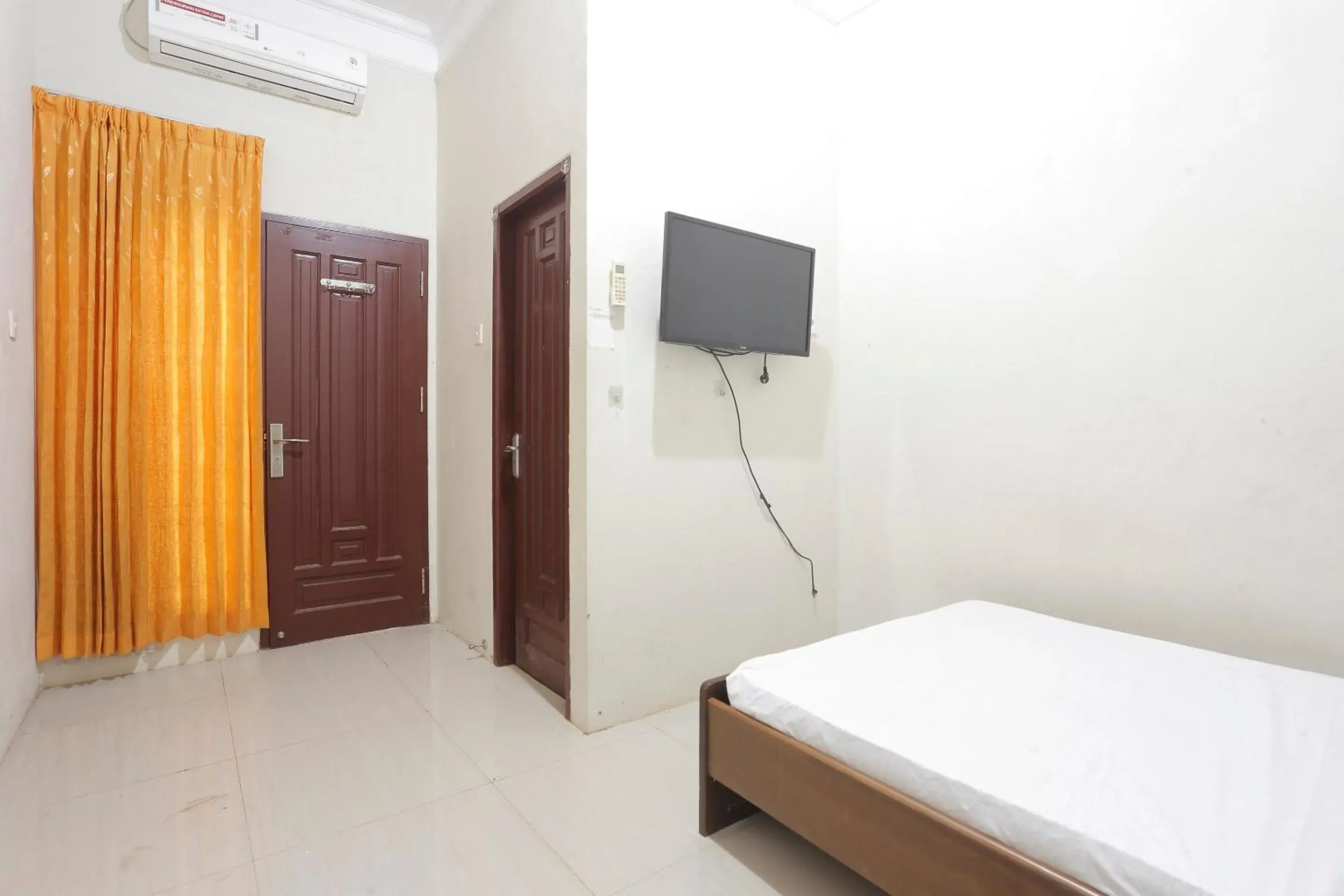 Double Room in Hotel O Rumah Kost Kita Tarakan Double Room in Hotel O Rumah Kost Kita Tarakan