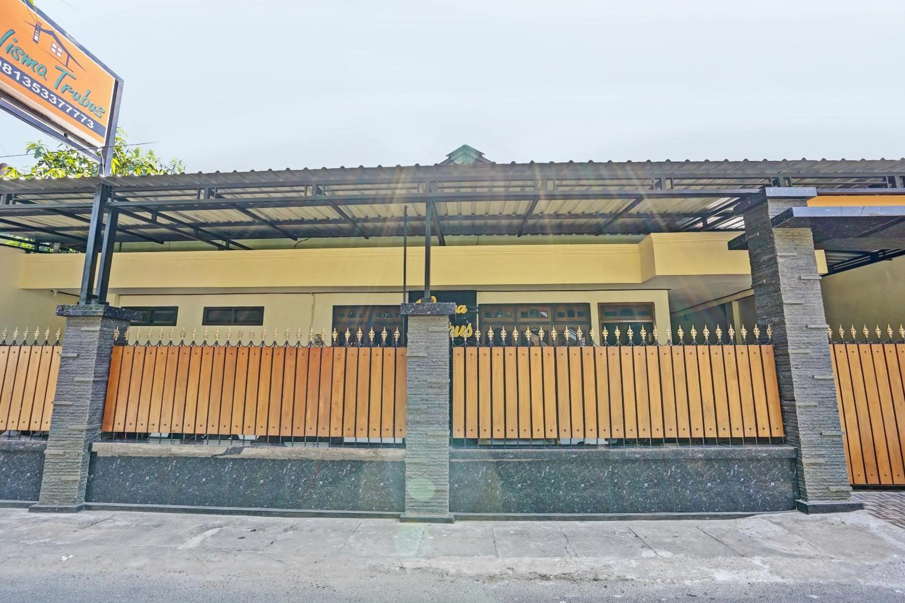 Facade/entrance in OYO Life 92785 Wisma Trubus Syariah
