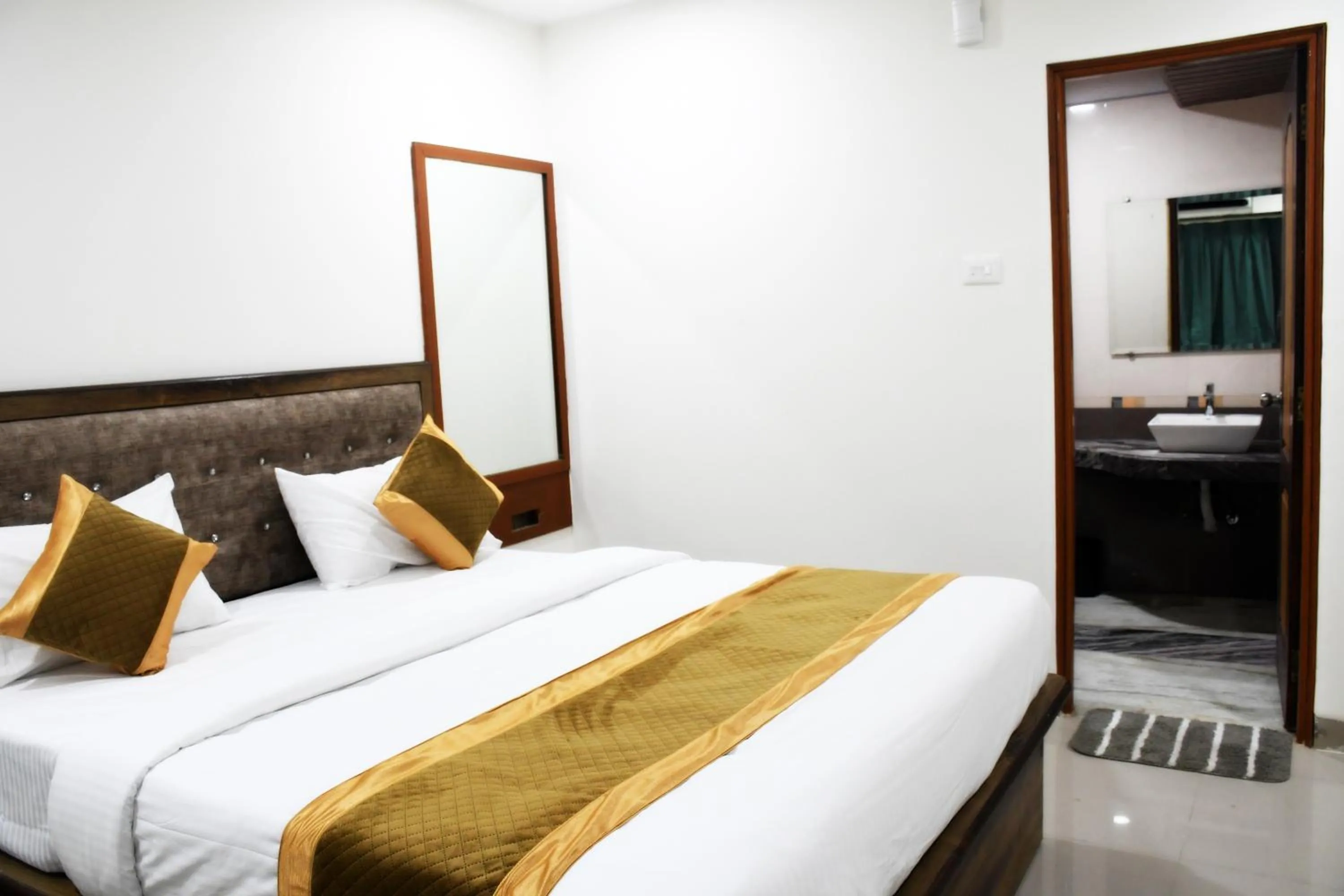 Photo of the whole room, Bed in Otel