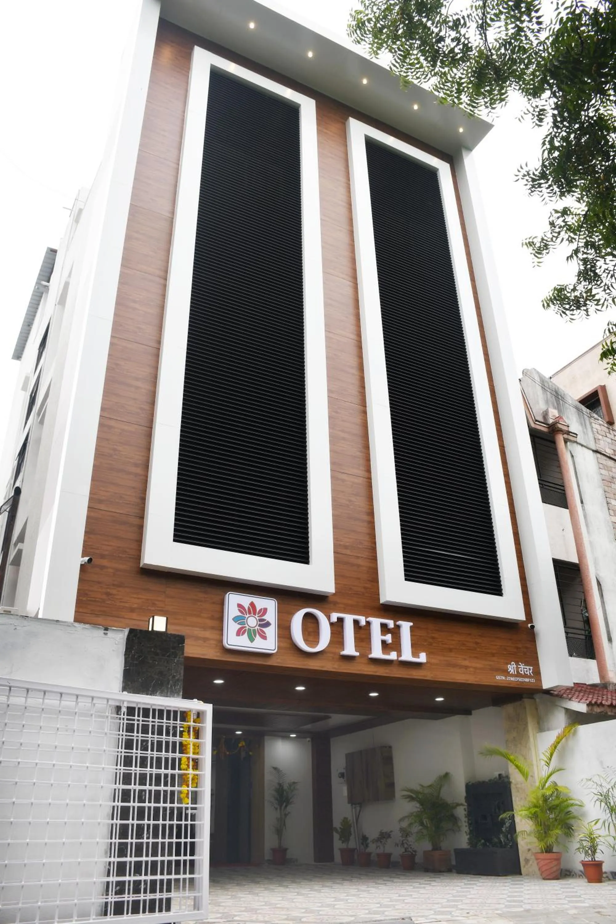 Property building in Otel