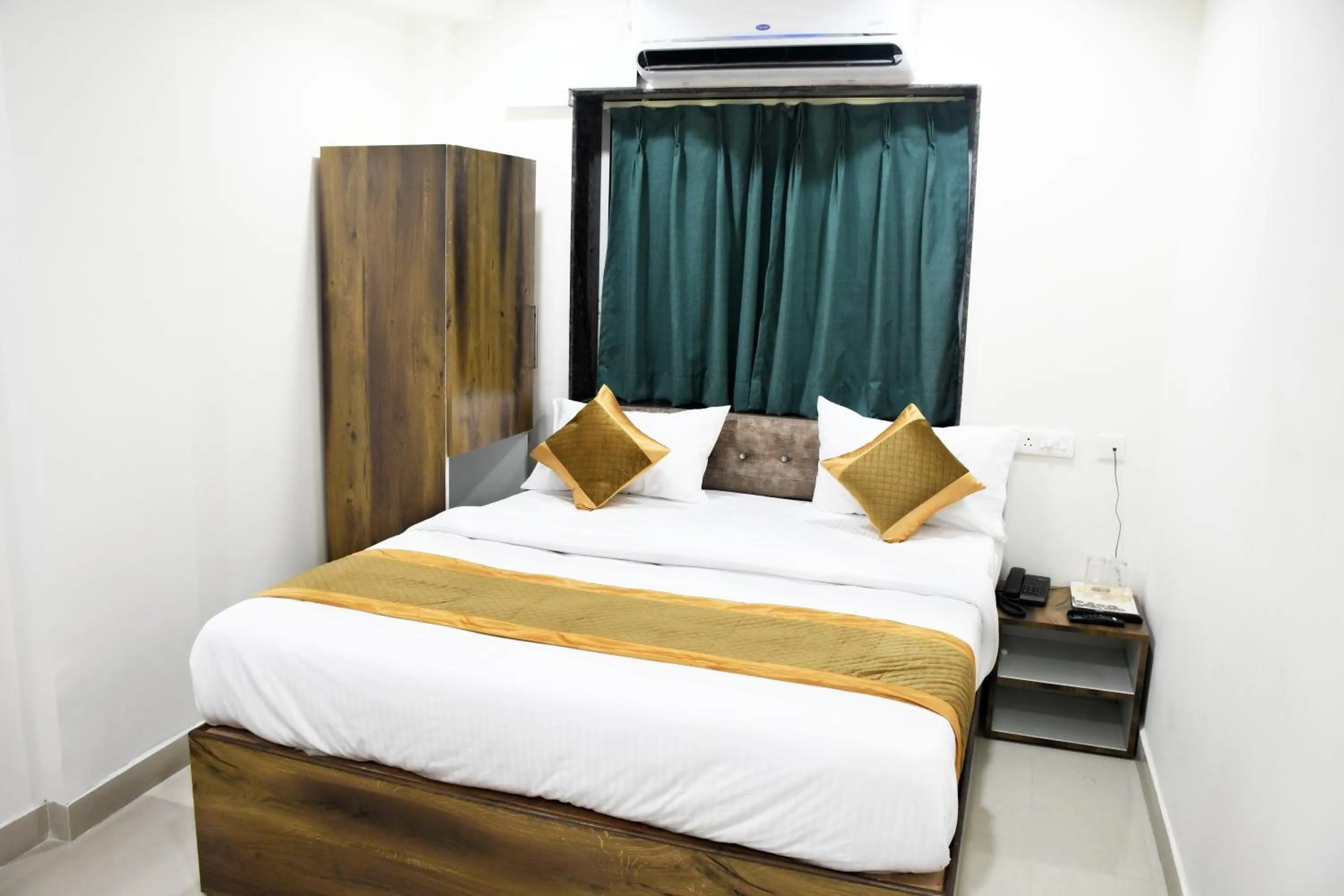 Photo of the whole room, Bed in Otel