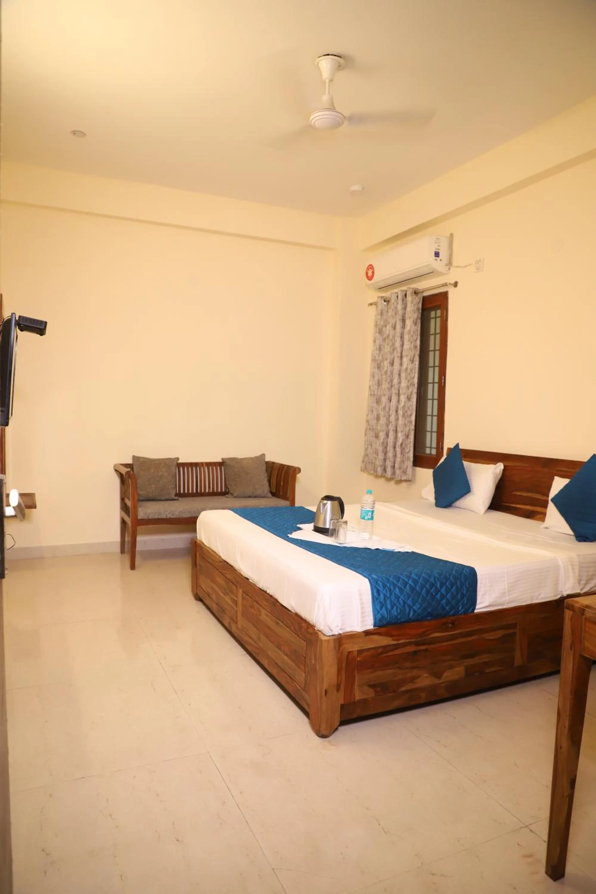 Photo of the whole room in Hotel The York - Couple-unfriendly hotel